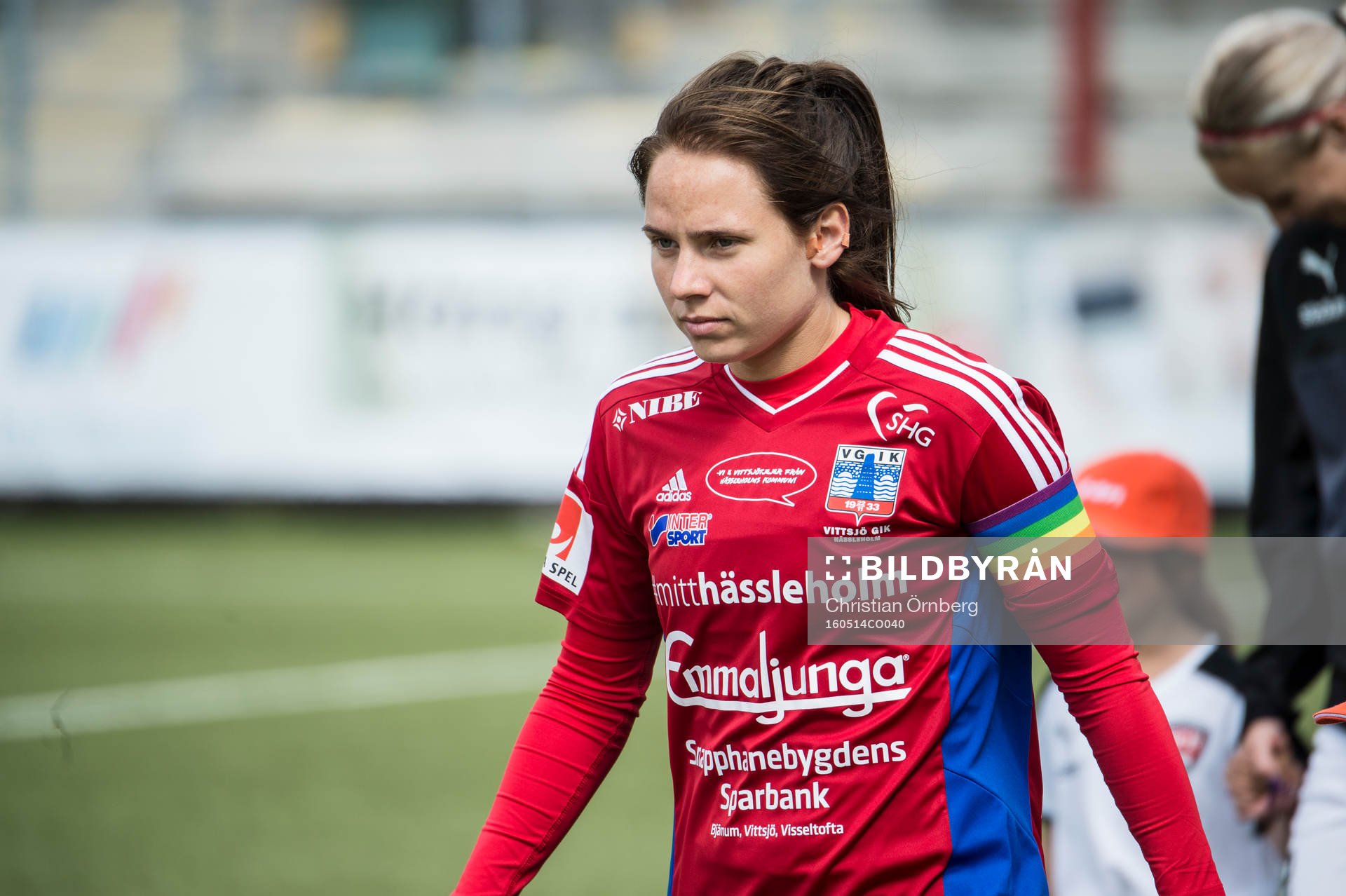 Vittsjös lagkapten Johanna Andersson med regnbågsbindeln