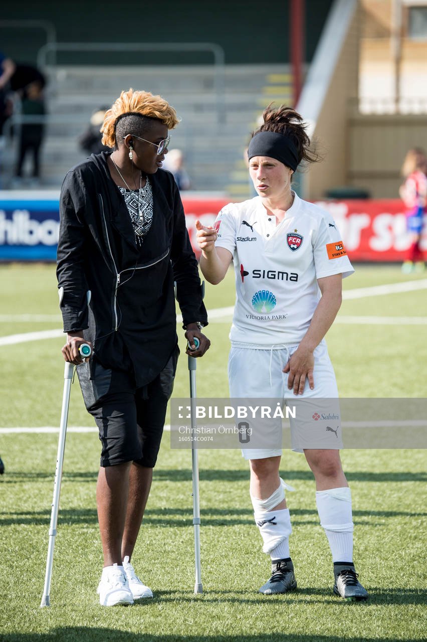 Rosengårds Gaëlle Enganamouit på kryckor och Ella Masar