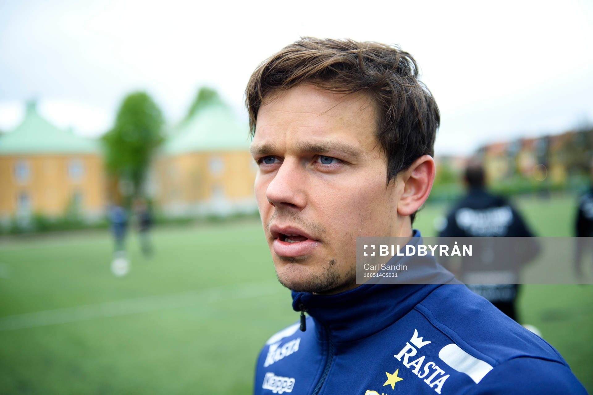 IFK Göteborgs Mads Albeck blir intervjuad