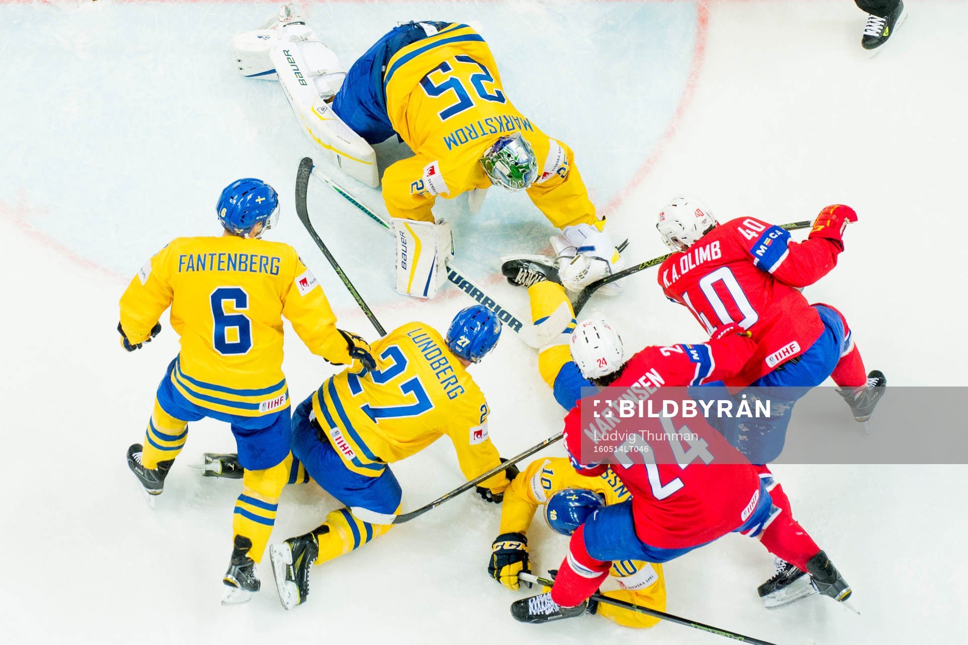 Sveriges Johan Fransson (liggande) har pucken