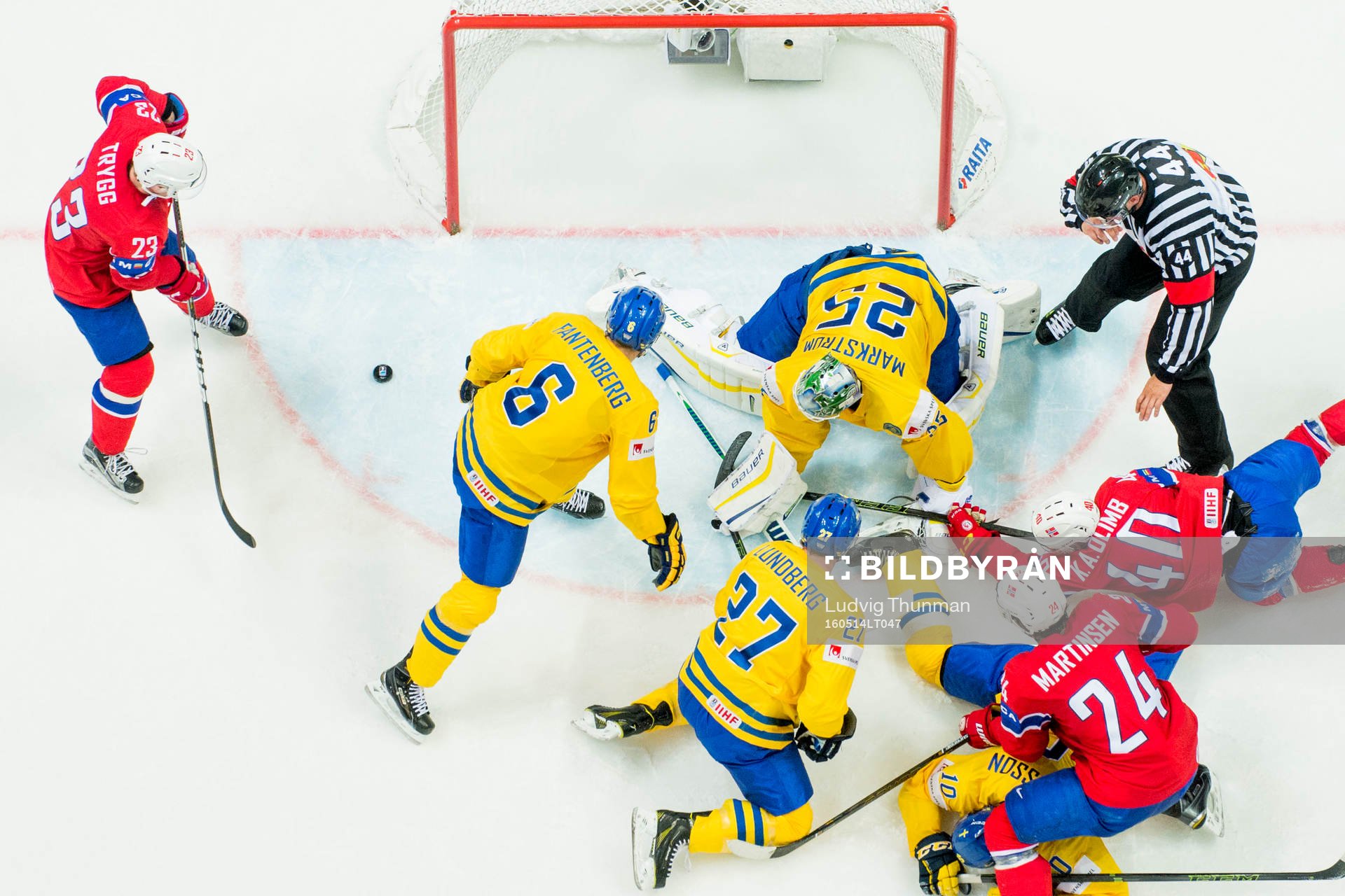 Norges Mats Trygg får pucken från Ken Andre Olimb till
