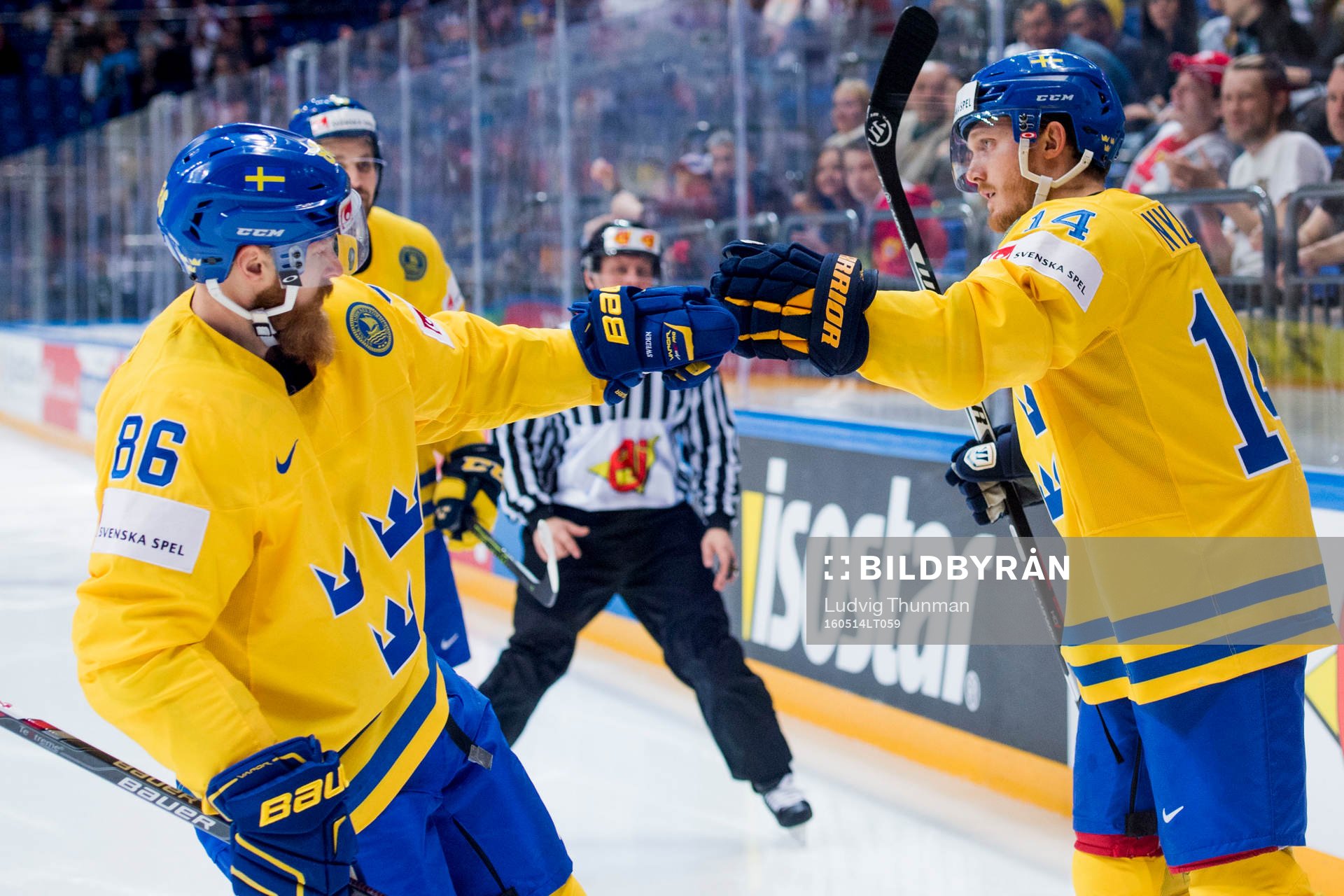 Sveriges Gustav Nyquist (th) jublar med Linus Klasen
