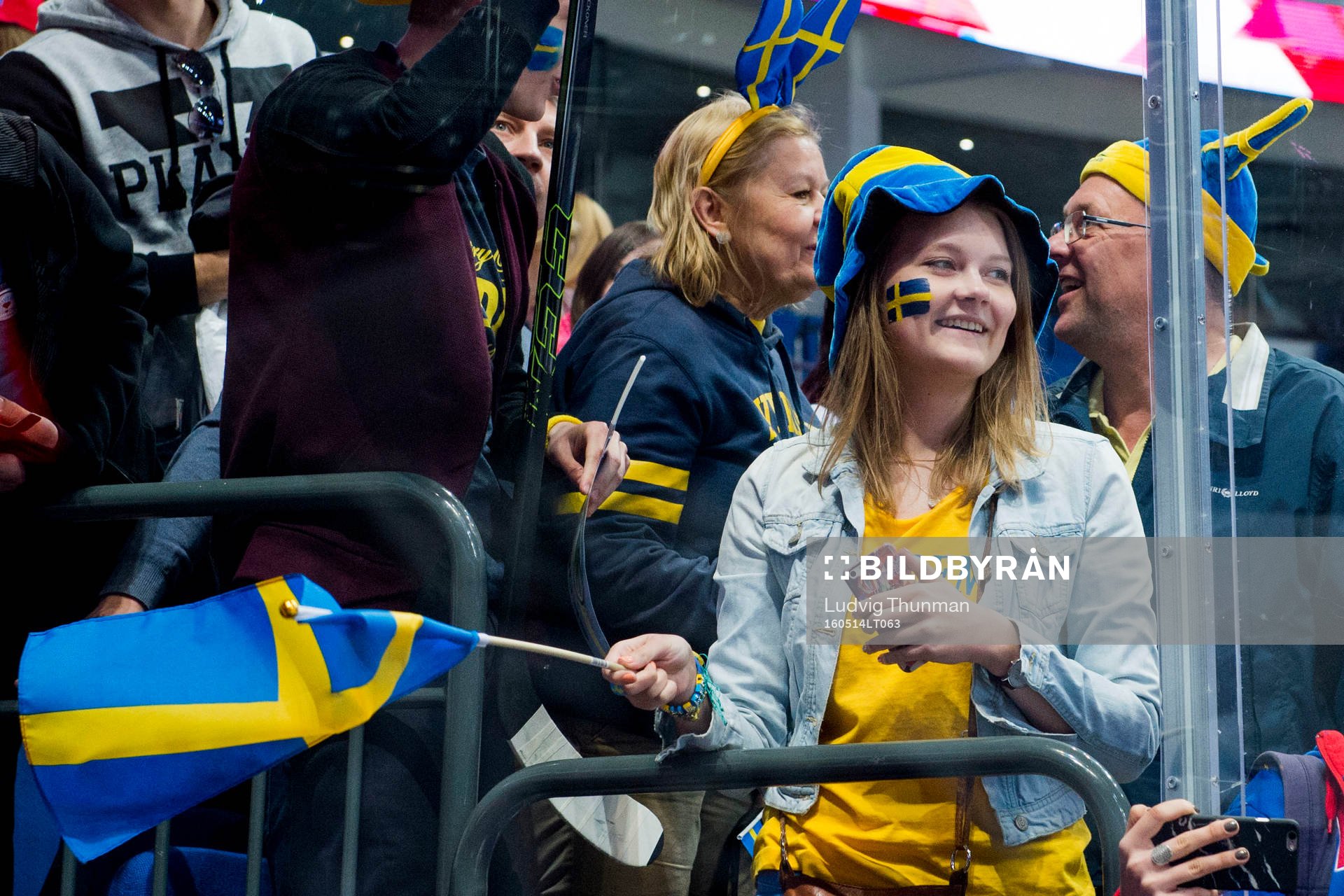 En svensk supporter väntar på att spelarna ska lämna isen