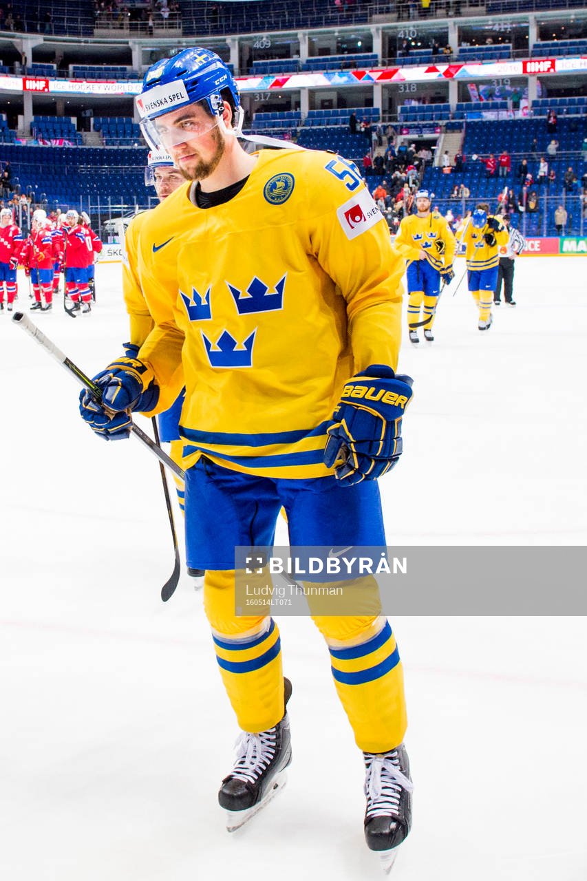 Sveriges Erik Gustafsson lämlar isen