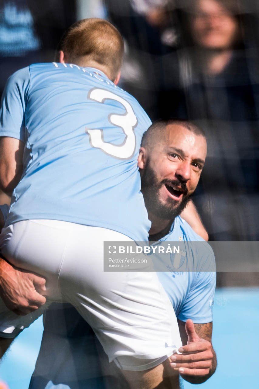 4 Malmö FFs Guillermo Molins jublar bärandes på Anton