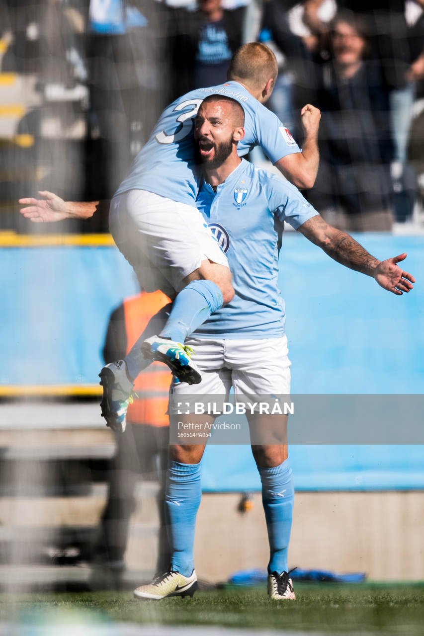 4 Malmö FFs Guillermo Molins jublar bärandes på Anton