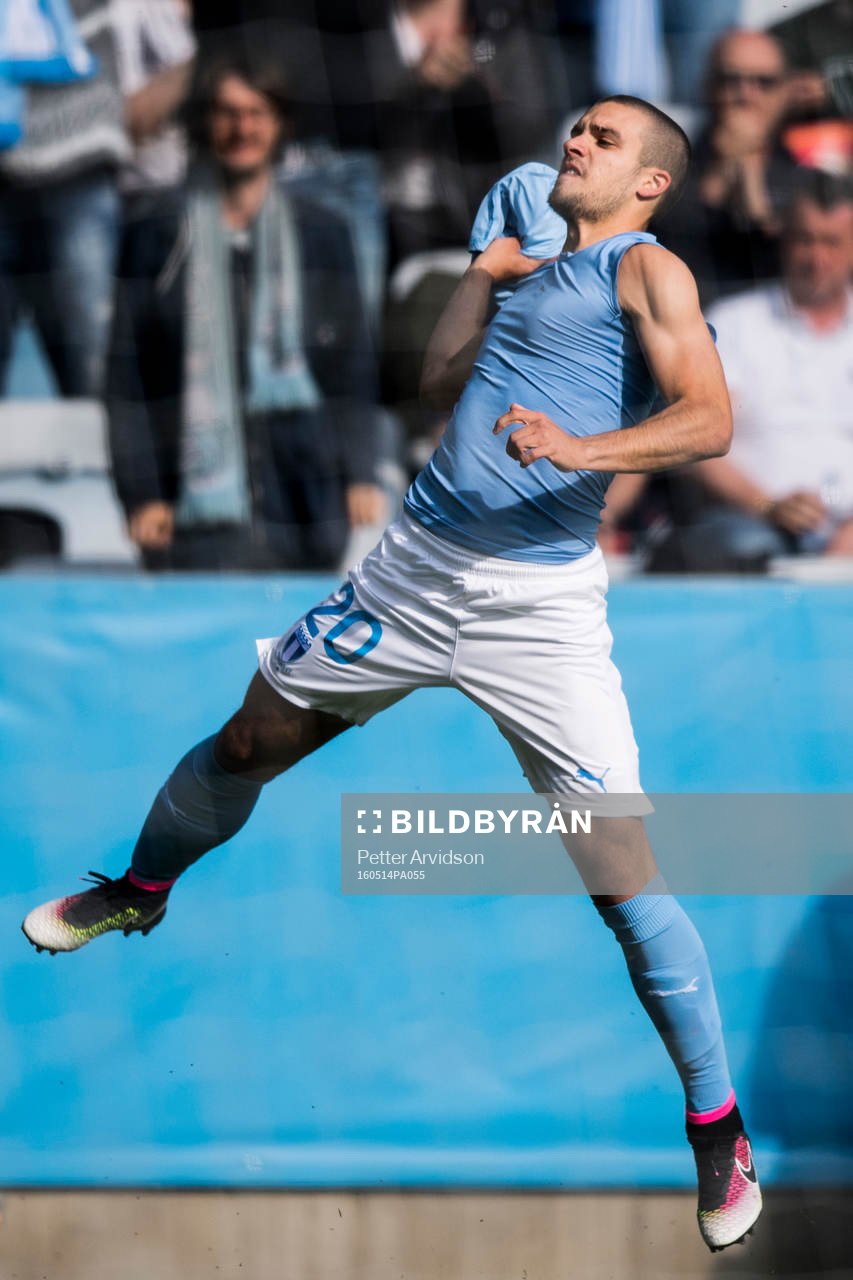 Malmö FFs Vladimir Rodic kastar av sig tröjan och jublar efter att han gjort 3-0 under fotbollsmatchen i Allsvenskan mellan Malmö FF och Gefle den 14 maj 2016 i Malmö.