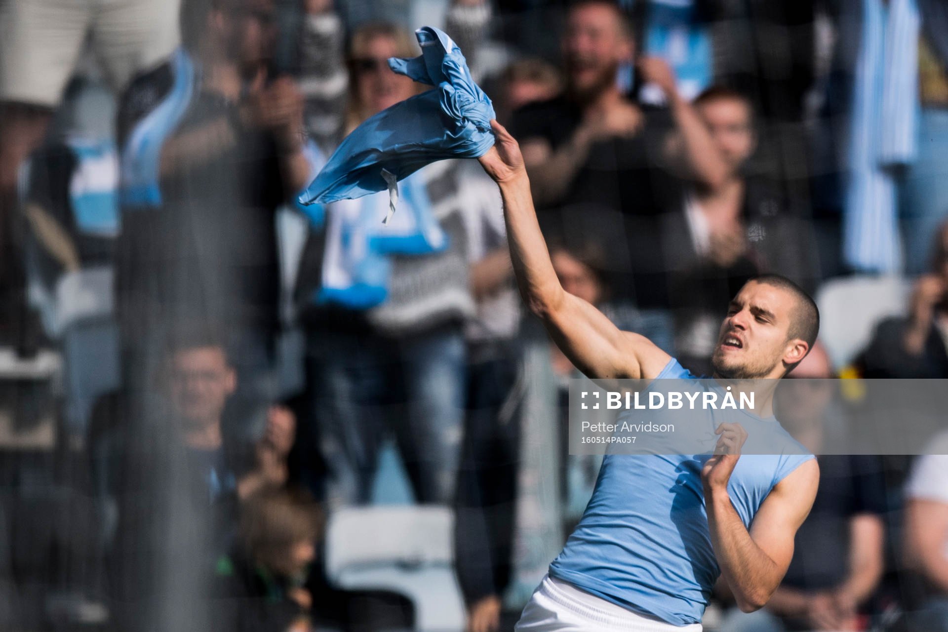 4 Malmö FFs Vladimir Rodic kastar av sig tröjan och jublar