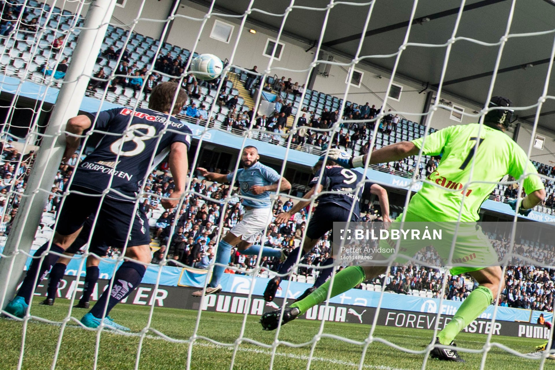 4 Malmö FFs Guillermo Molins nickar in 1-0 målet bakom
