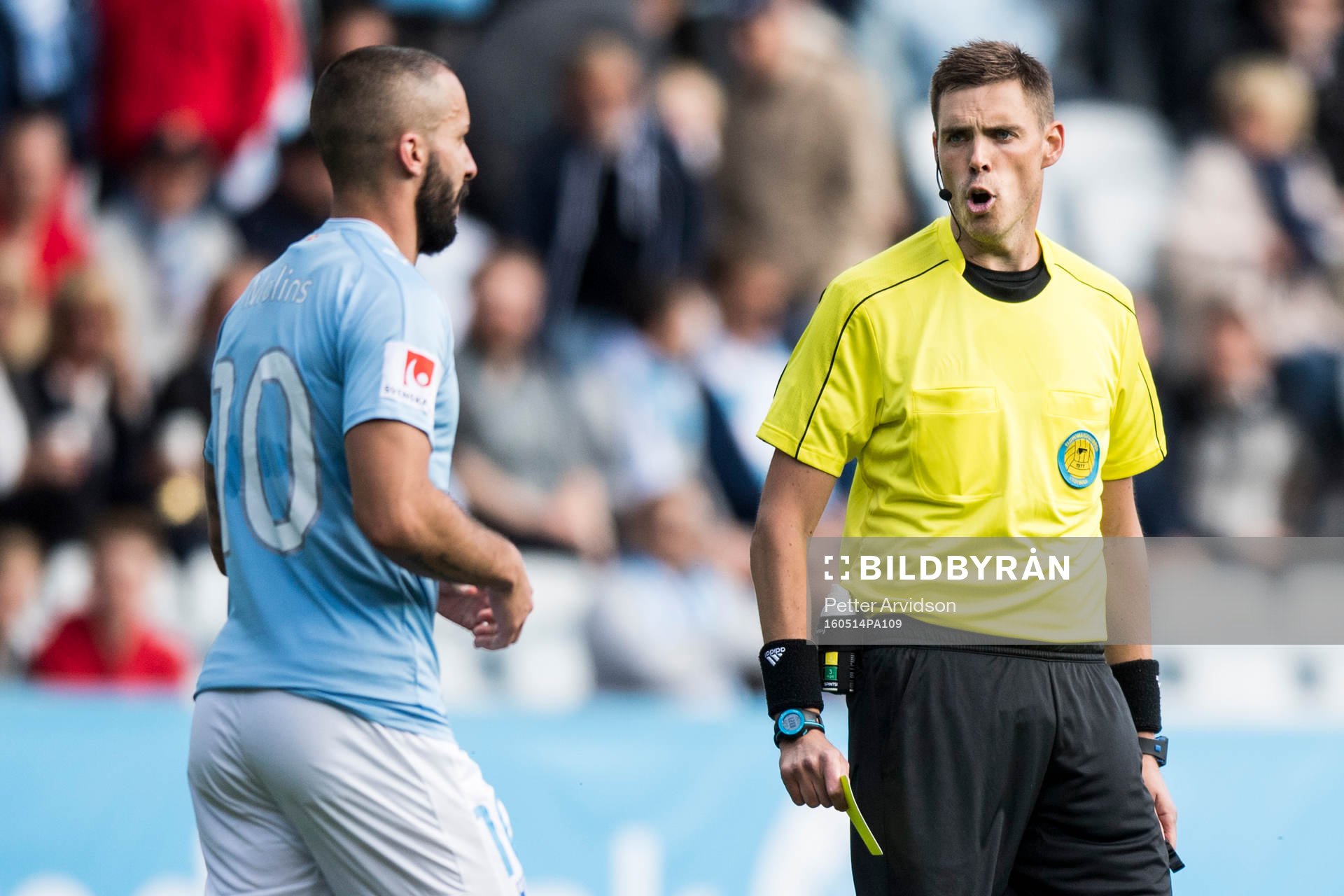 4 Malmö FFs Guillermo Molins och domare Magnus Lindgren