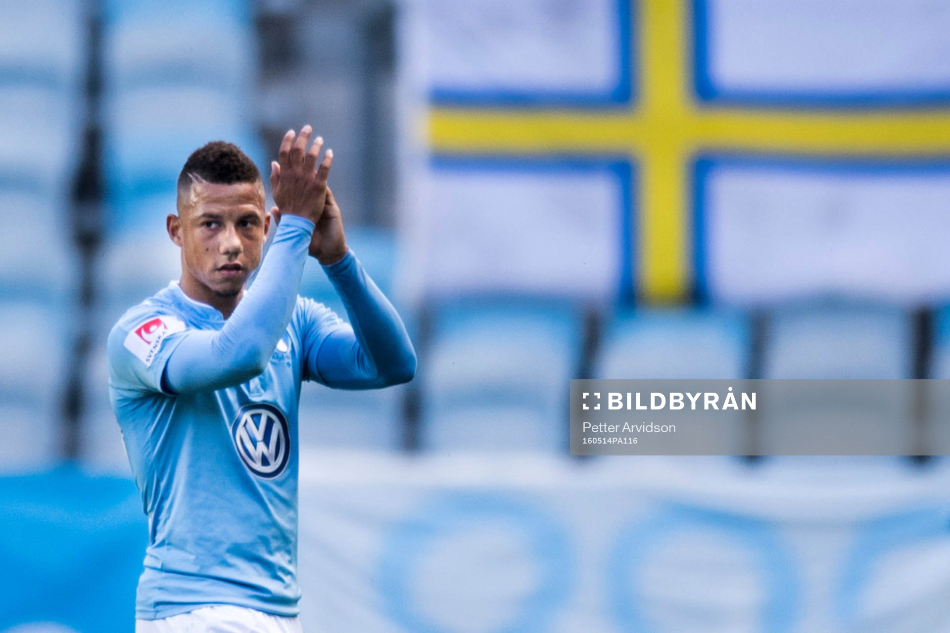 4 Malmö FFs Tobias Sana tackar publiken när han byts ut