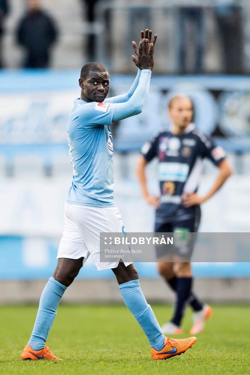 4 Malmö FFs Enock Kofi Adu  tackar publiken när han byts