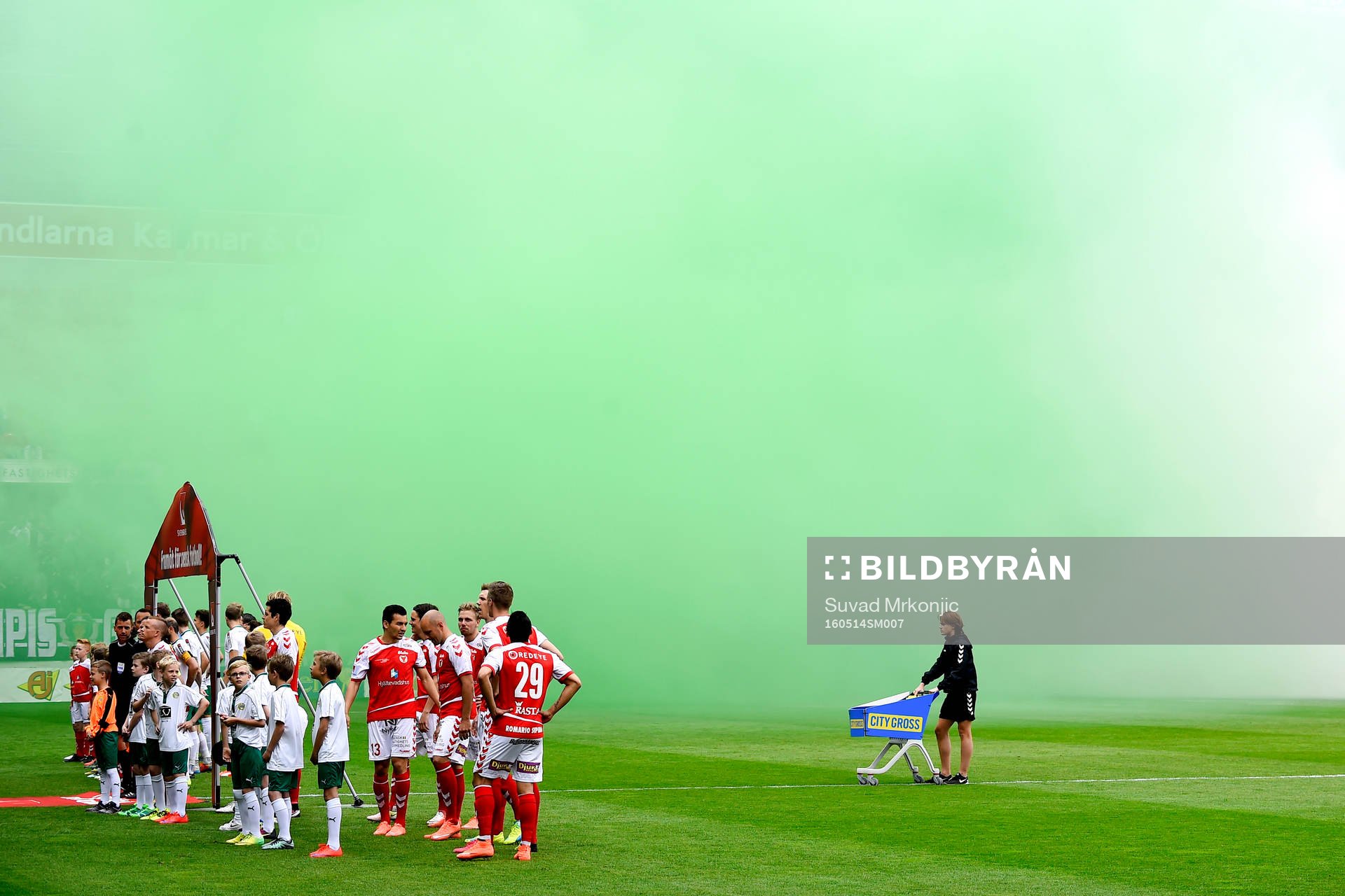 Hammarbys fansen bränner bengaler