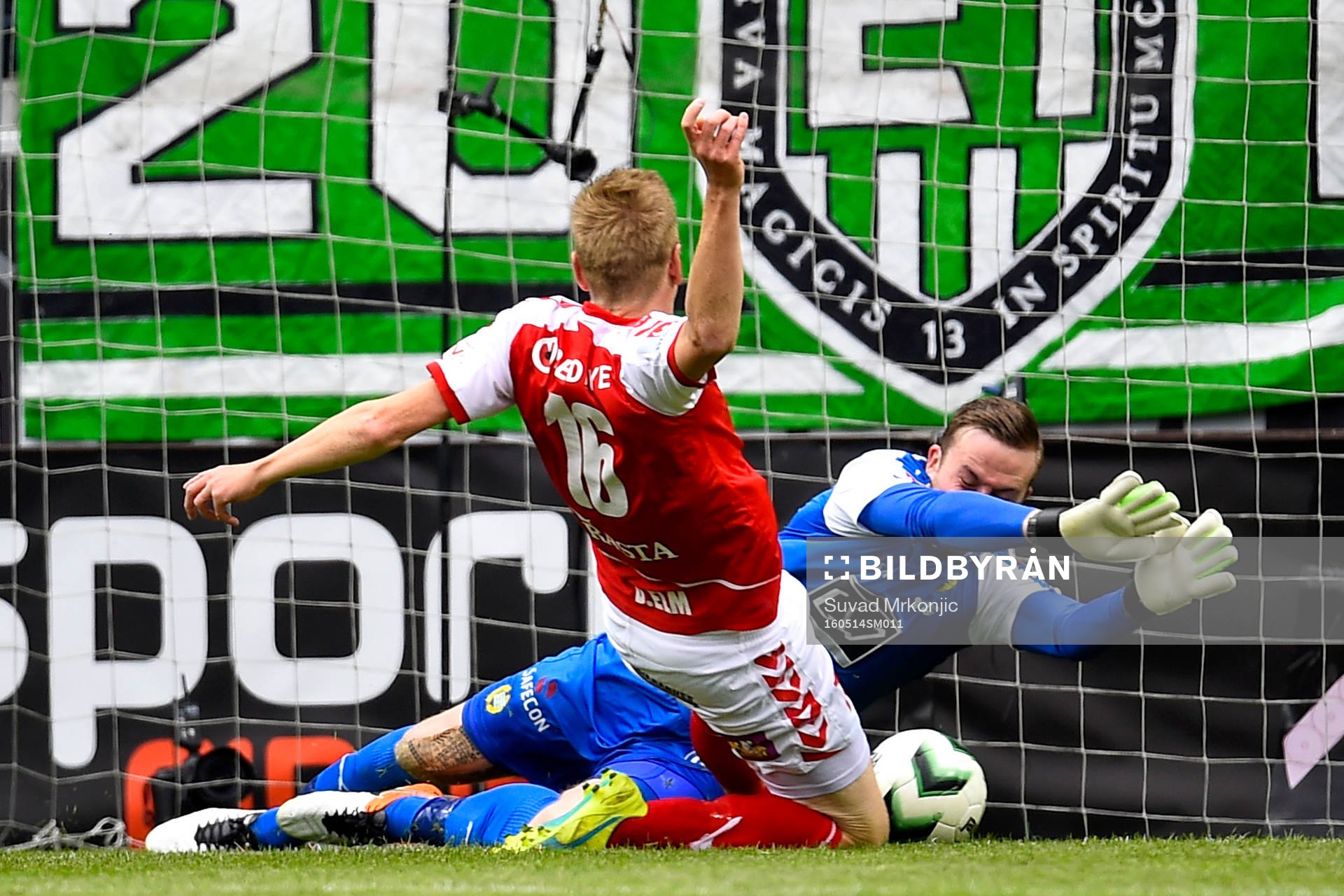 Kalmars David Elm och Hammarbys målvakt Ögmundur