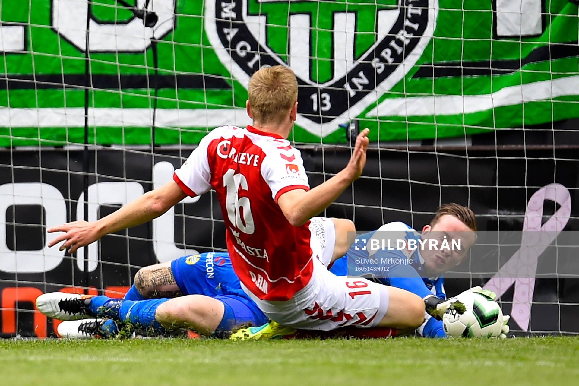 Kalmars David Elm och Hammarbys målvakt Ögmundur