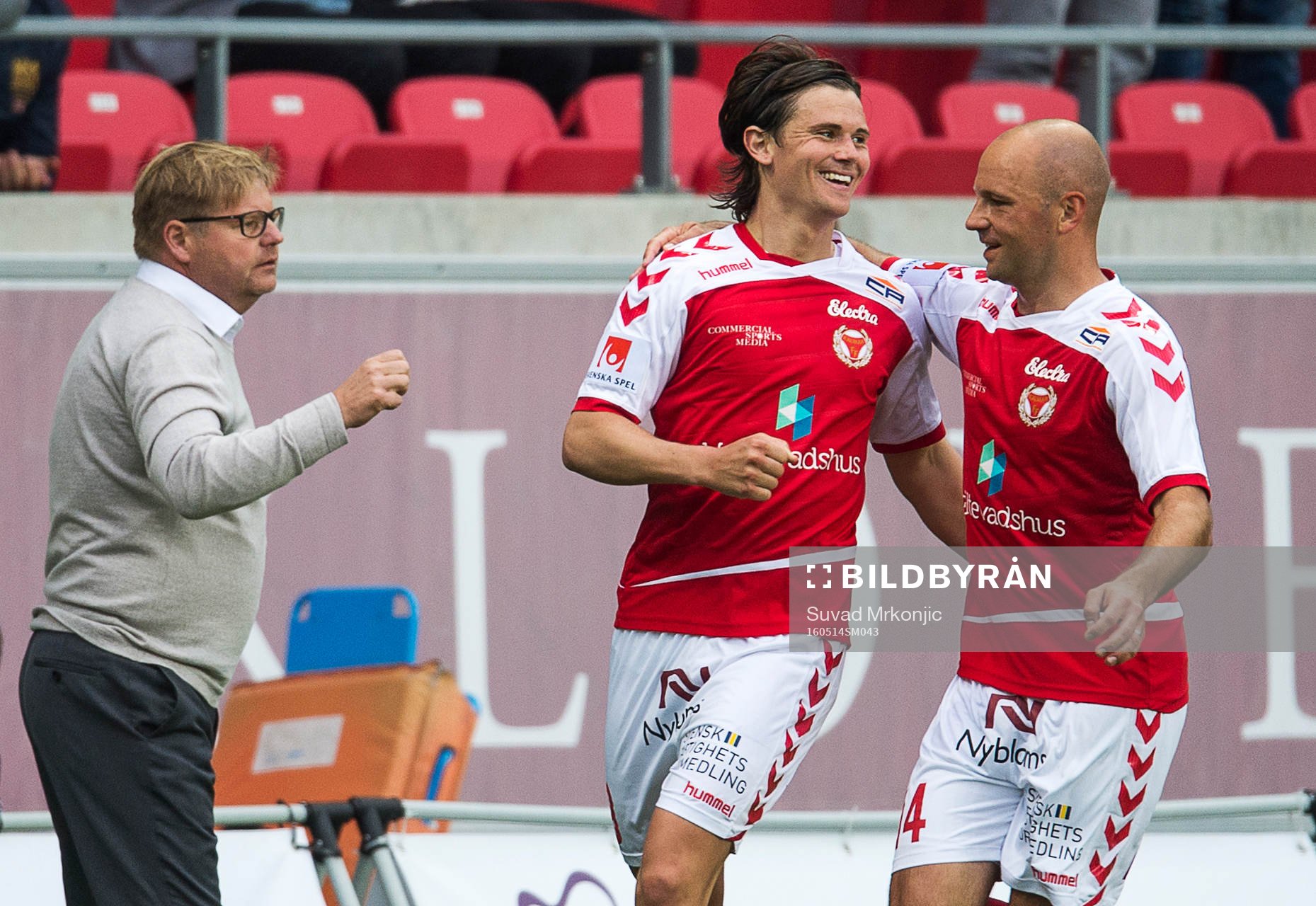 Kalmars Marcus Antonsson och Stefan Larsson samt tränare Peter Swärdh jublar efter 1-0 målet under fotbollsmatchen i Allsvenskan mellan Kalmar och Hammarby den 14 maj 2016 i Kalmar.