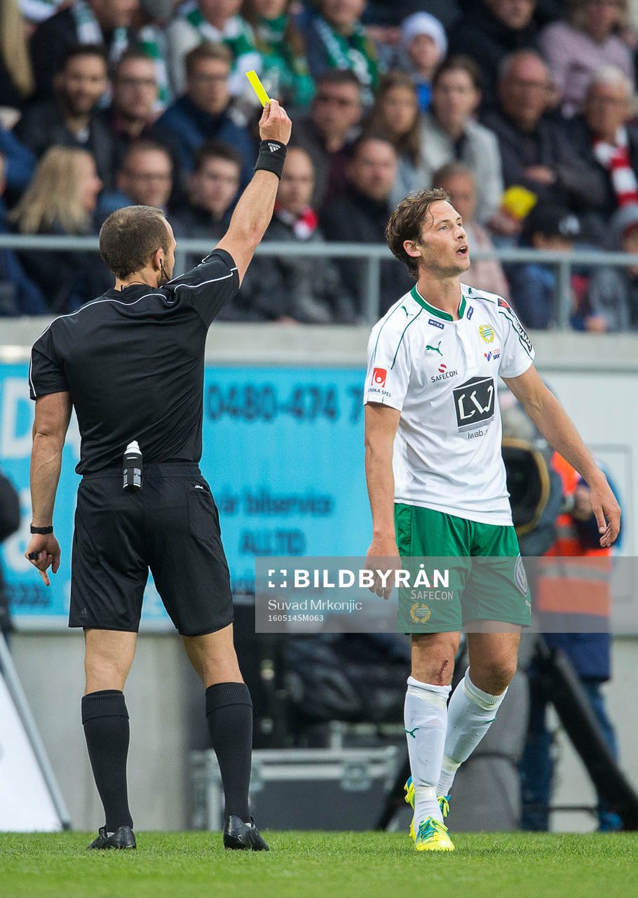 Domaren Kaspar Sjöberg varnar Hammarbys Philip Haglund
