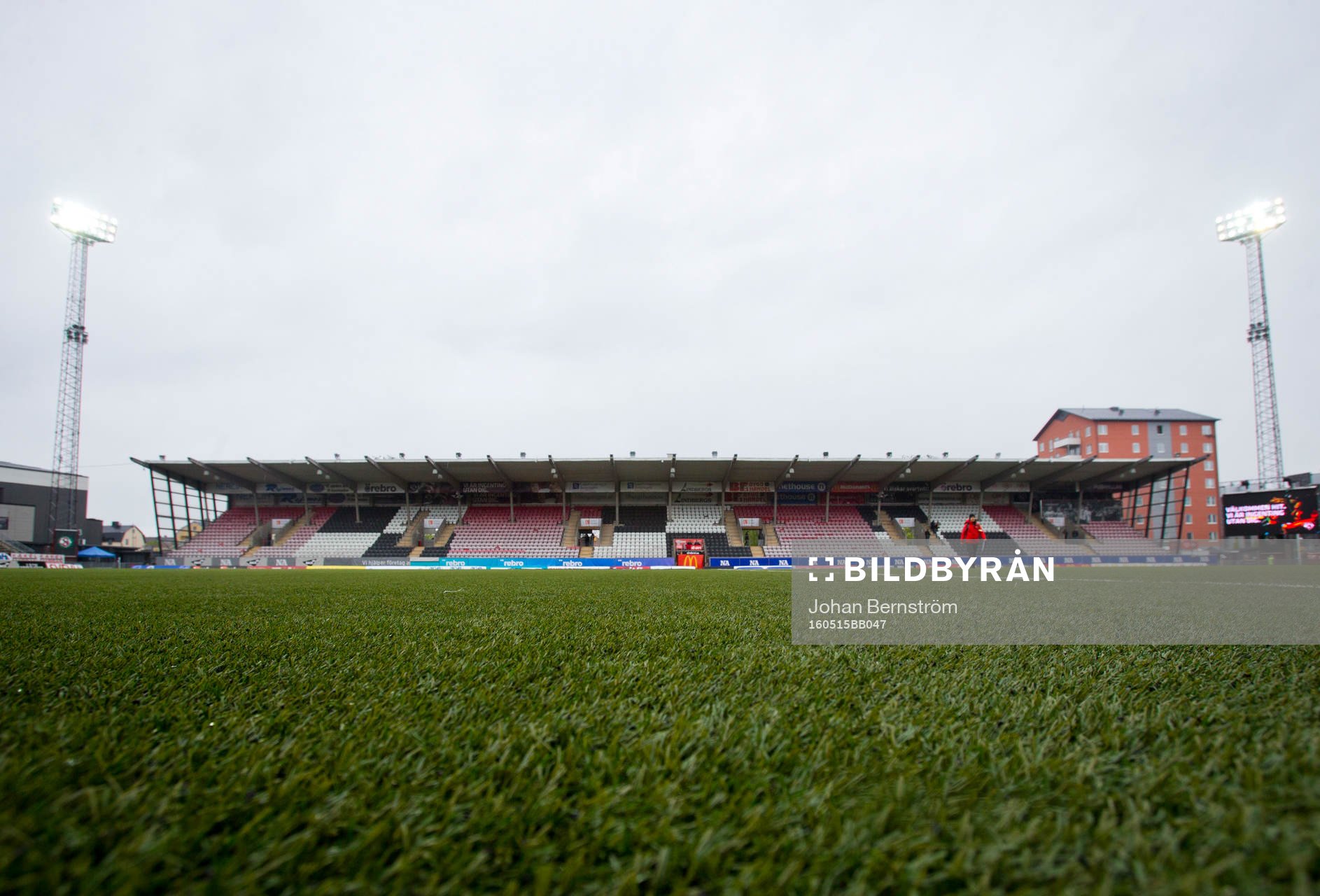 Ett regnigt Behrn Arena med konstgräs