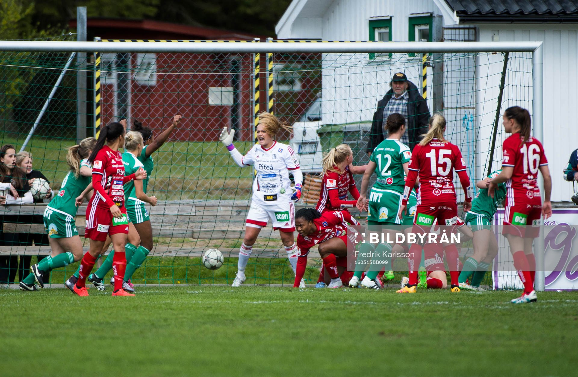 Mallbackens Madelen Janogy gör 1-0