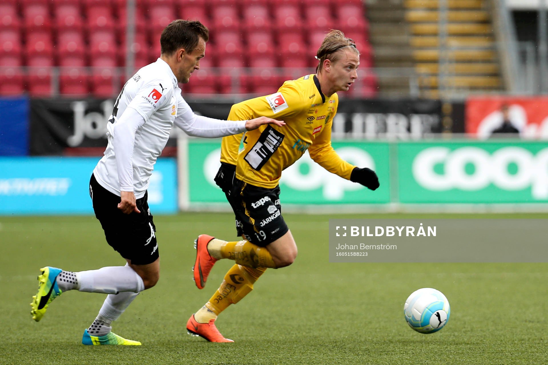 Örebros Logi Valgardsson och Elfsborgs Simon Hedlund