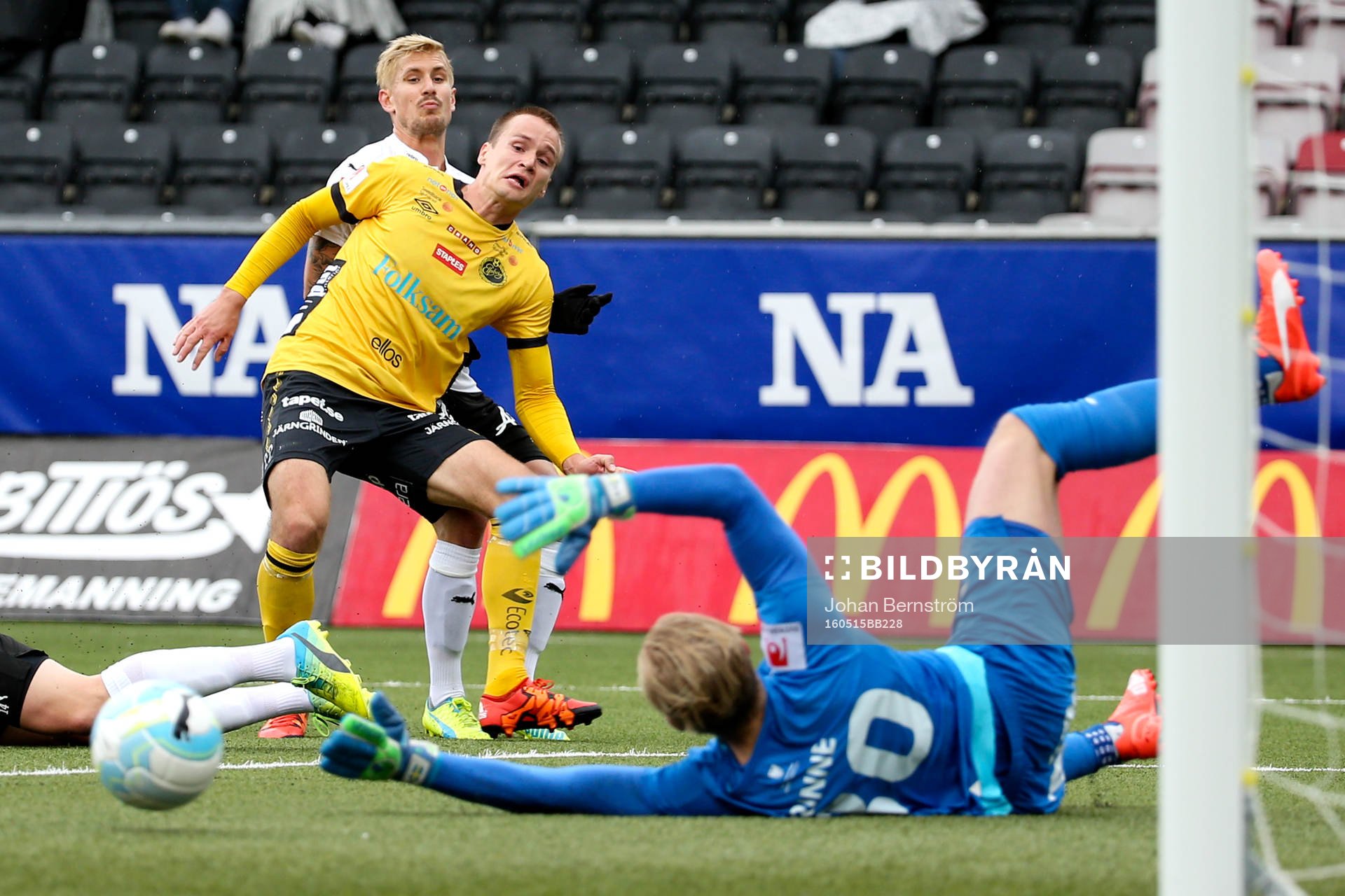 Elfsborgs Viktor Prodell och Örebros målvakt Jacob Rinne