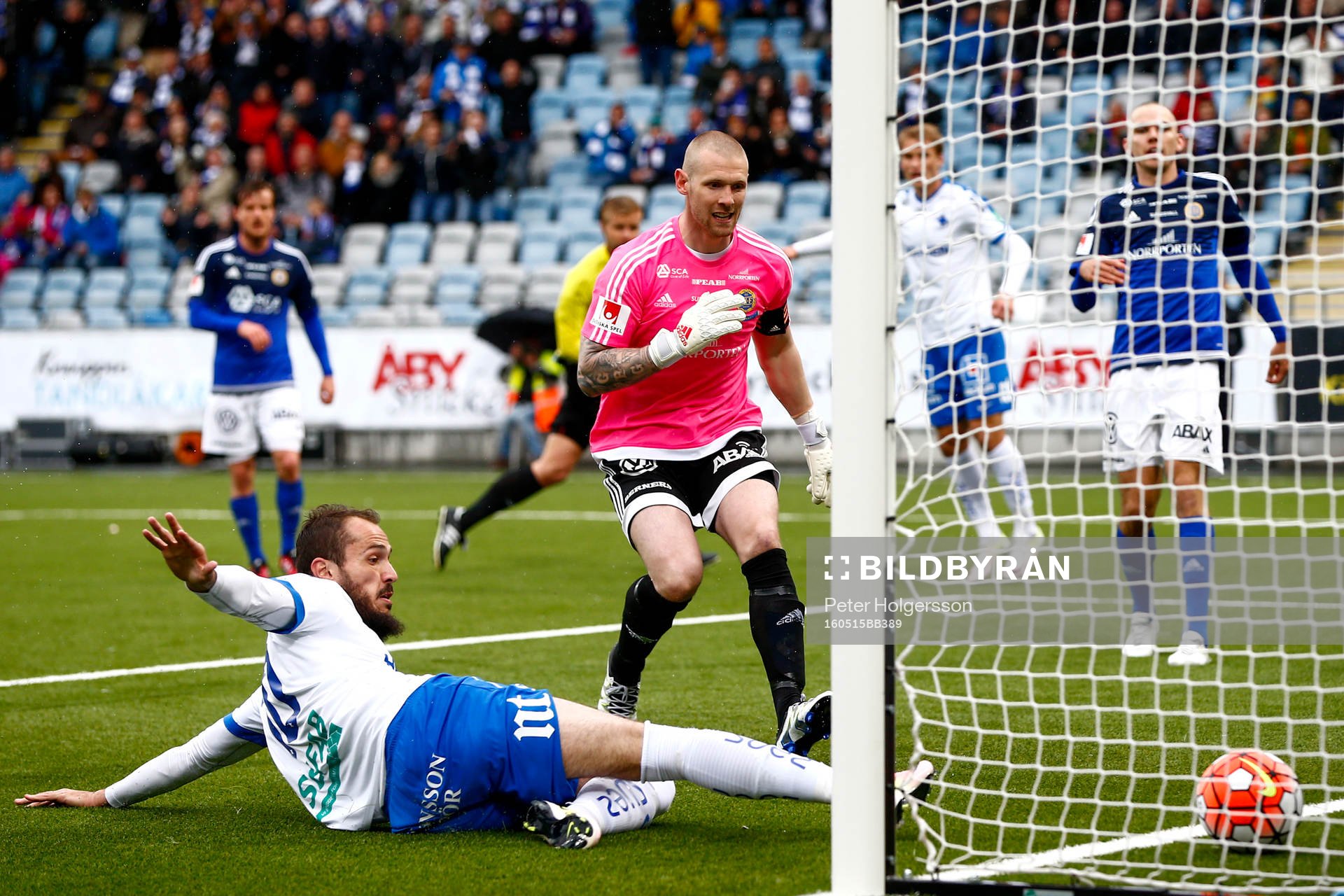 Norrköpings Emir Kujovic ser till så att bollen från Sebastian Andersson (ej i bild) får in till 2-0 bakom Sundsvalls målvakt Tommy Naurin under fotbollsmatchen i Allsvenskan mellan Norrköping och GIF Sundsvall den 15 maj 2016 i Norrköping.