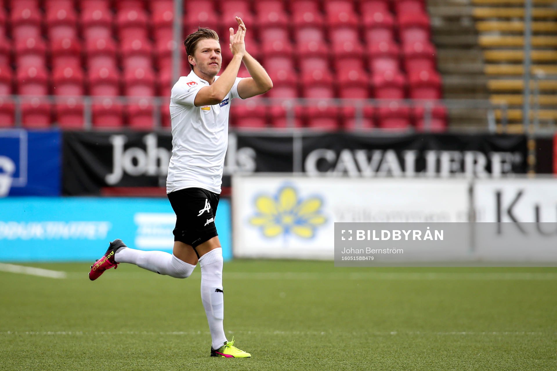 Örebros Martin Broberg blir inbytt under fotbollsmatchen i Allsvenskan mellan Örebro och Elfsborg den 15 maj 2016 i Örebro.