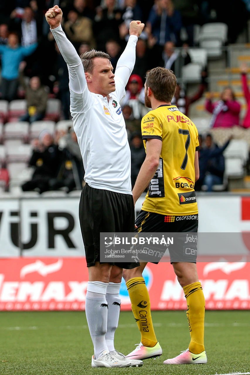 Örebros Erik Moberg jublar efter 1-0 i den femte tilläggsminuten under fotbollsmatchen i Allsvenskan mellan Örebro och Elfsborg den 15 maj 2016 i Örebro.