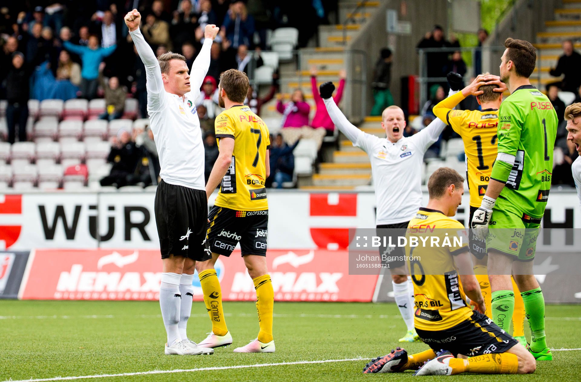 Örebros Erik Moberg gör 1-0 i 95:e minuten och jublar med Daniel Gustavsson under fotbollsmatchen i Allsvenskan mellan Örebro och Elfsborg den 15 maj 2016 i Örebro.