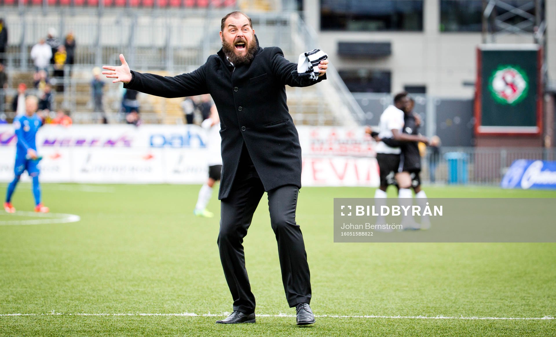 Örebros tränare Alexander Axén jublar