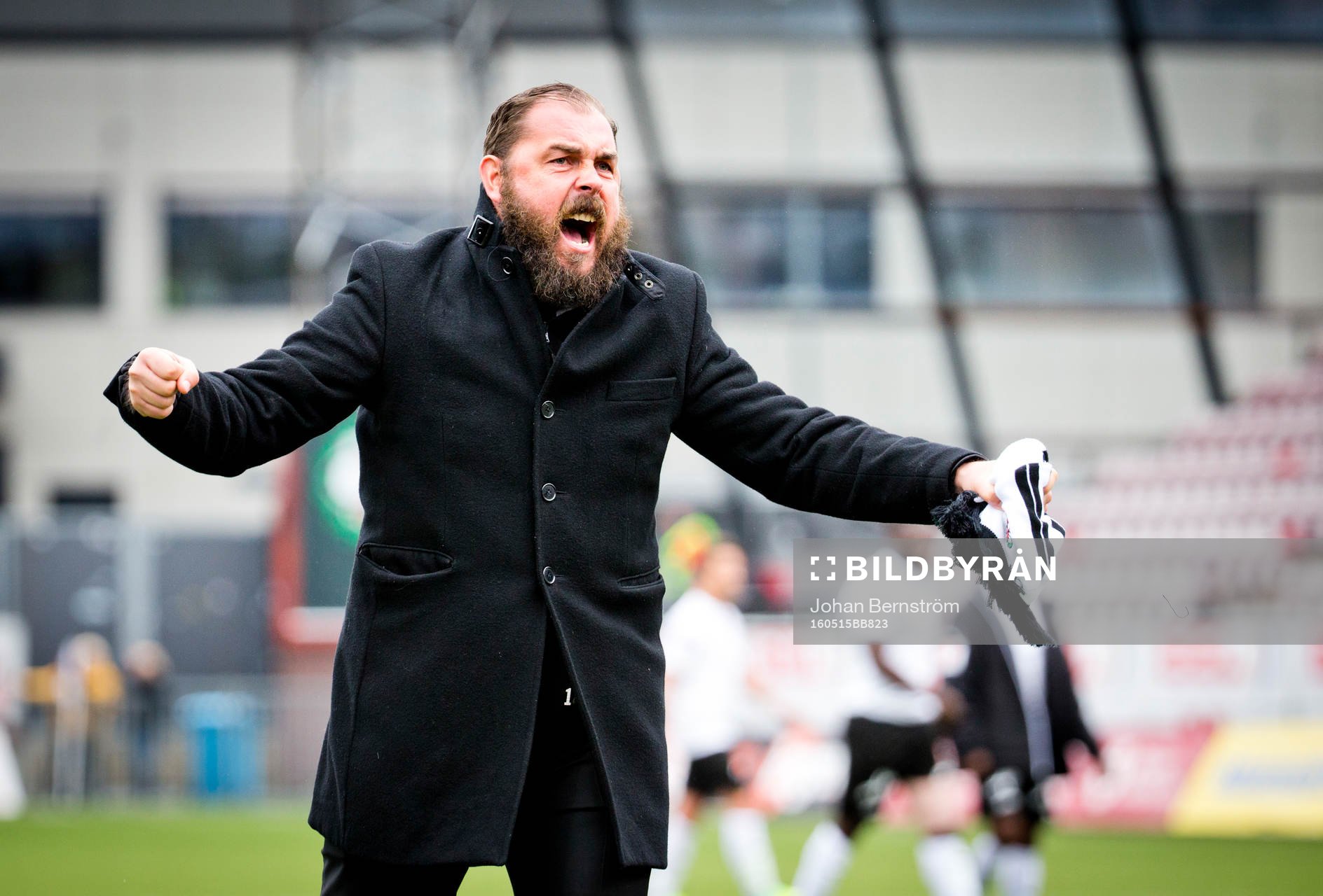 Örebros tränare Alexander Axén jublar efter matchen under fotbollsmatchen i Allsvenskan mellan Örebro och Elfsborg den 15 maj 2016 i Örebro.