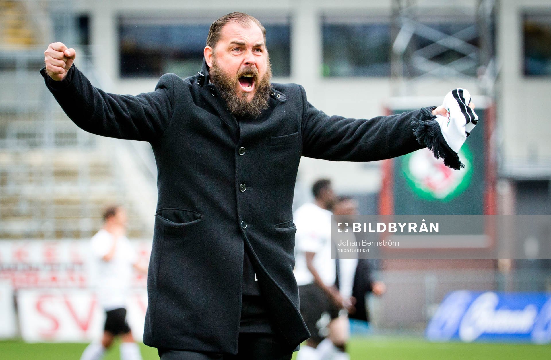 Örebros tränare Alexander Axén jublar efter matchen under fotbollsmatchen i Allsvenskan mellan Örebro och Elfsborg den 15 maj 2016 i Örebro.