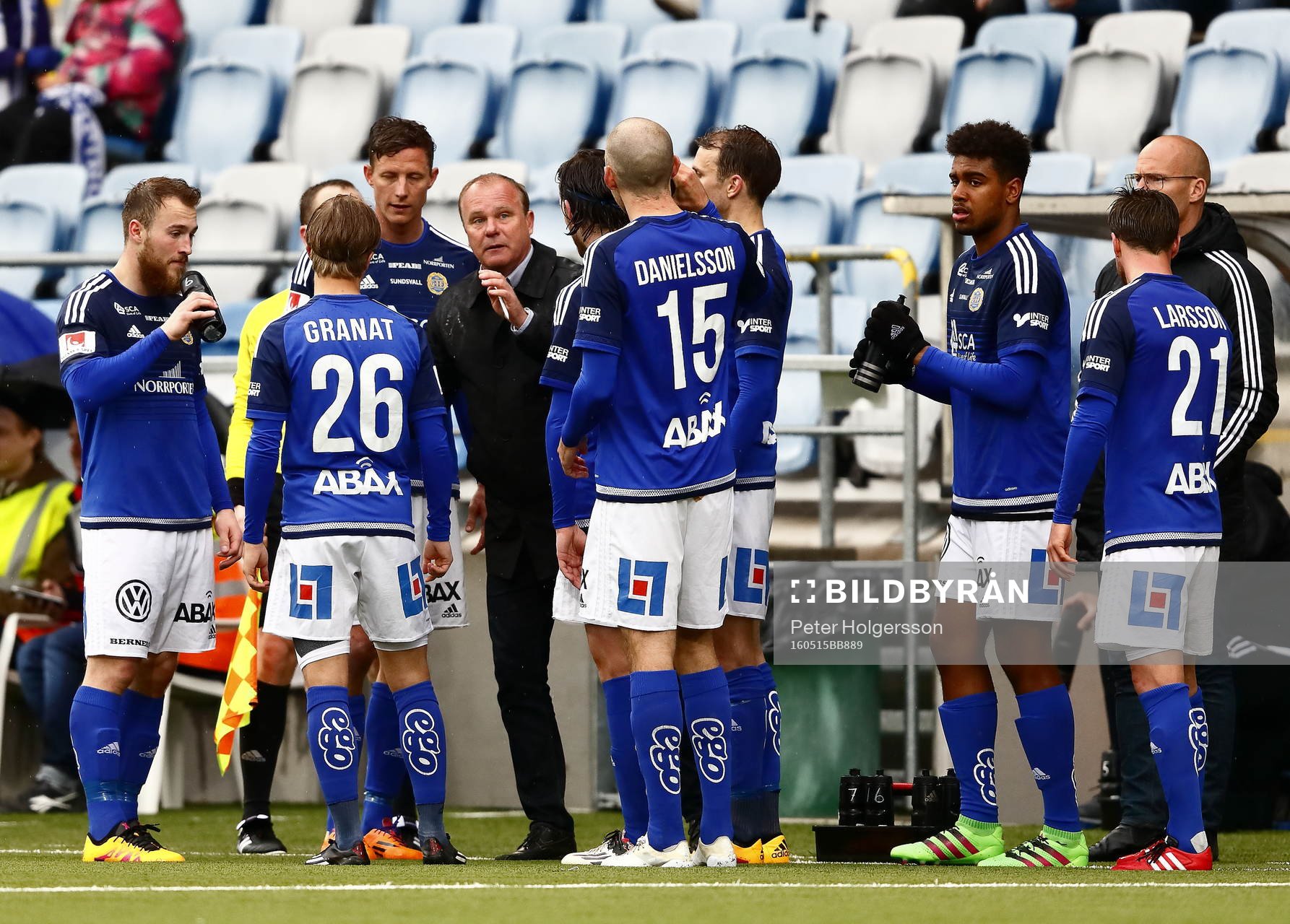 GIF Sundsvalls tränare Roger Franzén ger order till