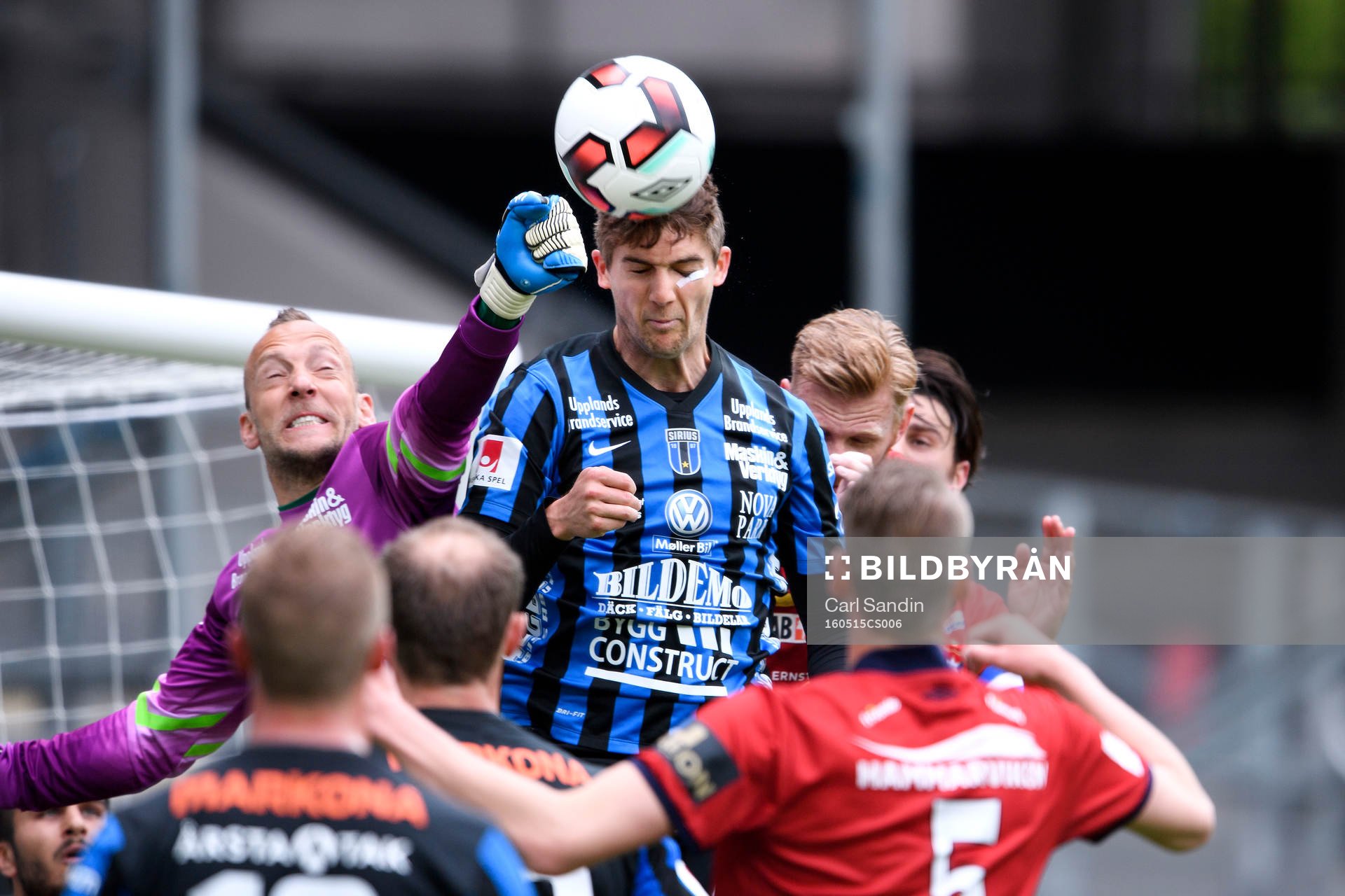 Sirius målvakt Benny Lekström boxar undan bollen framför