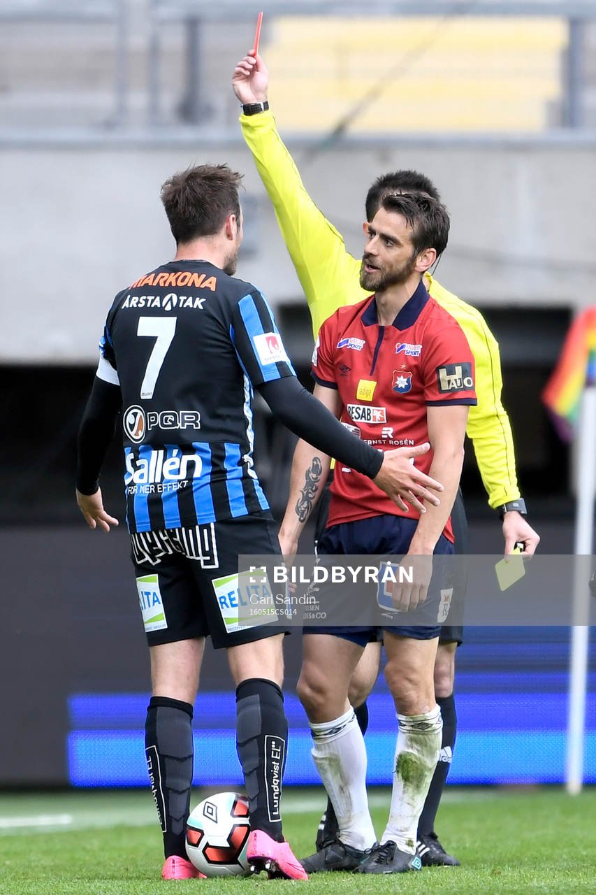 Örgrytes Björn Anklev får sitt andra gula kort av