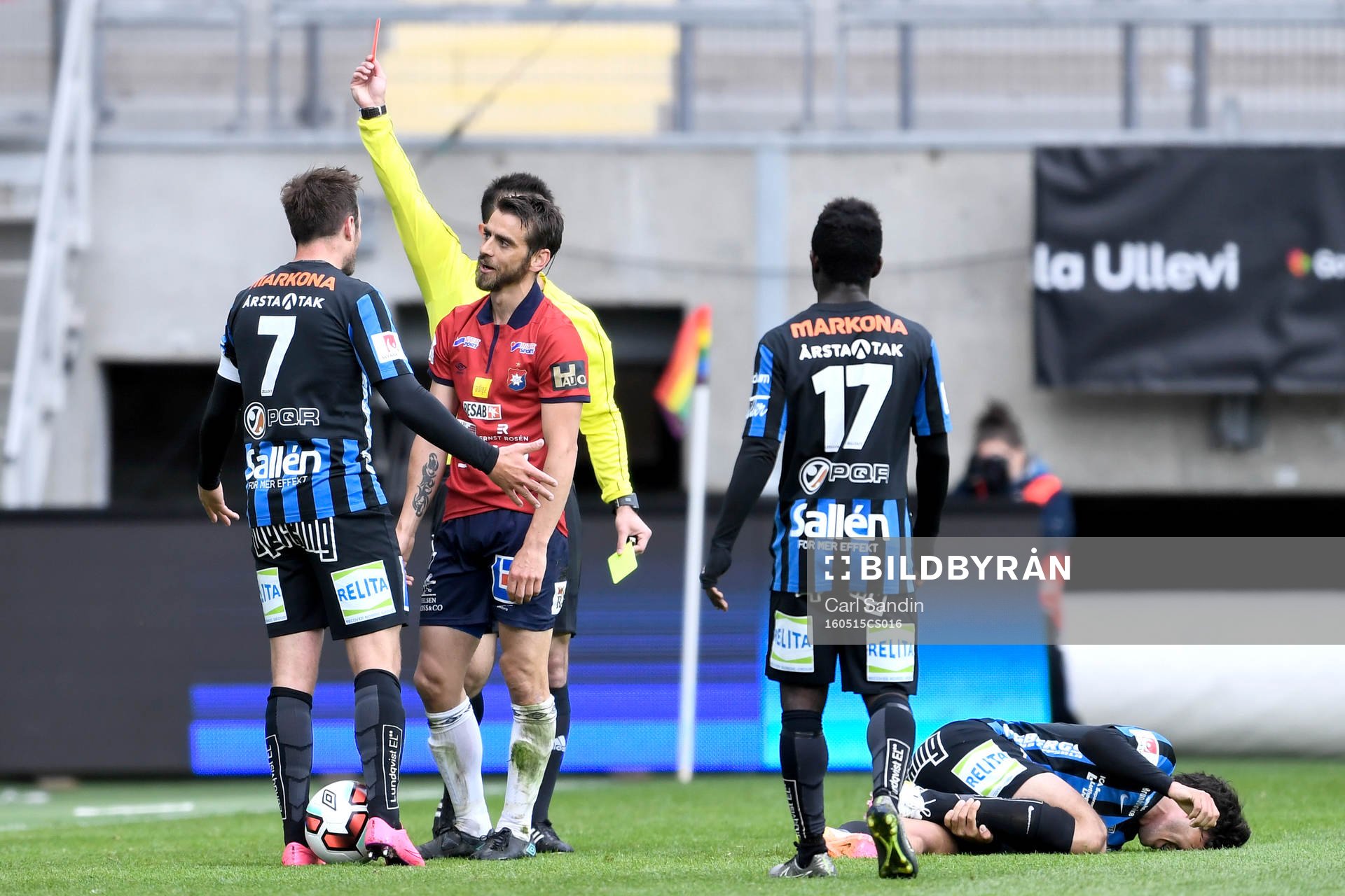 Örgrytes Björn Anklev får sitt andra gula kort av domaren Diako Behnam under fotbollsmatchen i Superettan mellan Örgryte och Sirius den 15 maj 2016 i Göteborg.