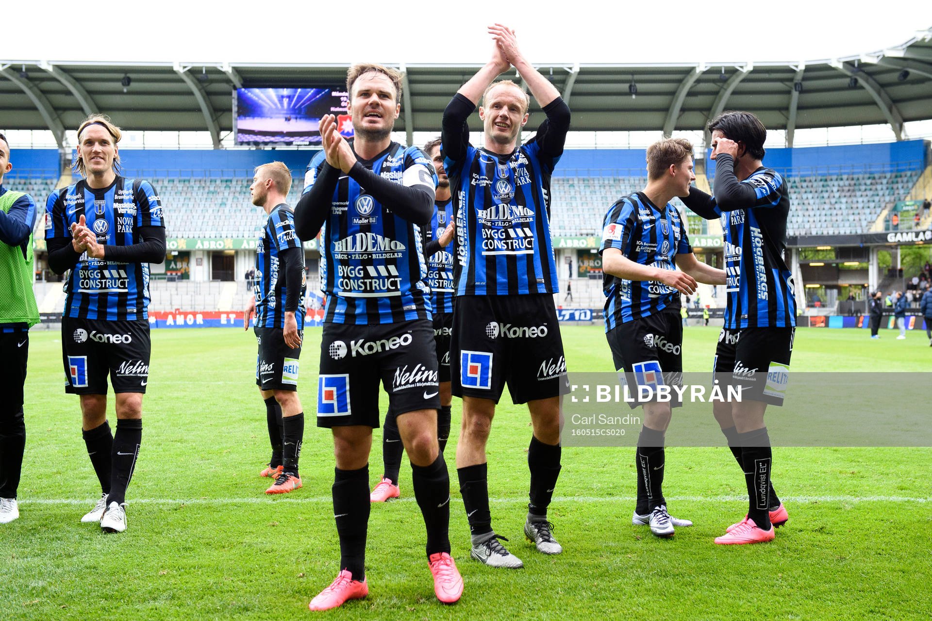 Sirius Niklas Busch Thor och Dragan Kapcevic tackar publiken efter fotbollsmatchen i Superettan mellan Örgryte och Sirius den 15 maj 2016 i Göteborg.