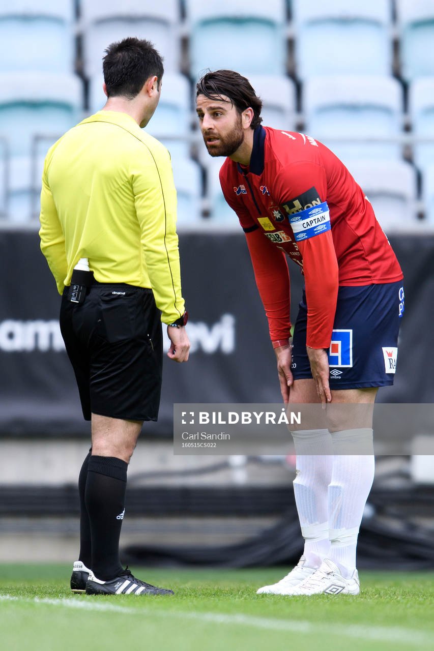 Domare Diako Behnam pratar med Örgrytes George Mourad