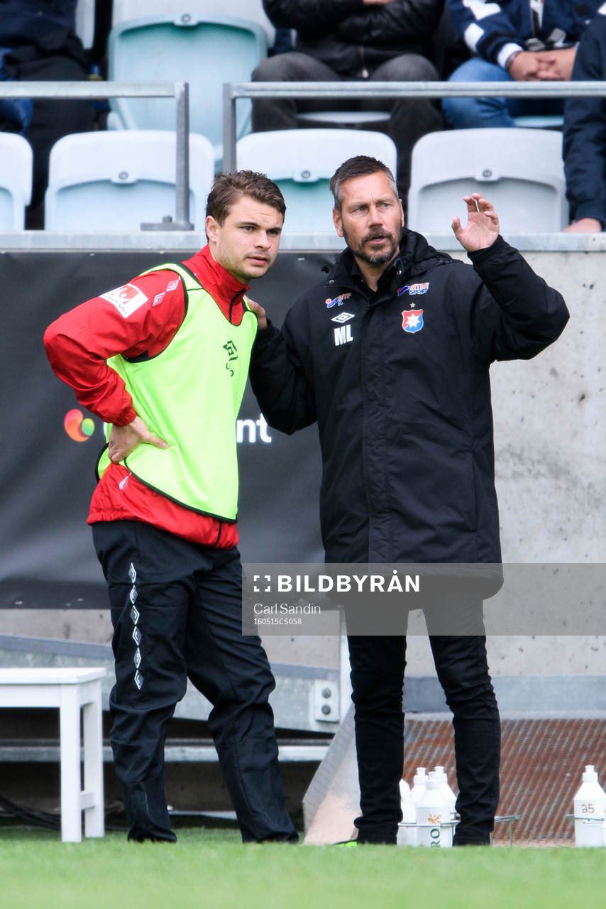 Örgrytes Hannes Sahlin pratar med tränare Marcus Lantz
