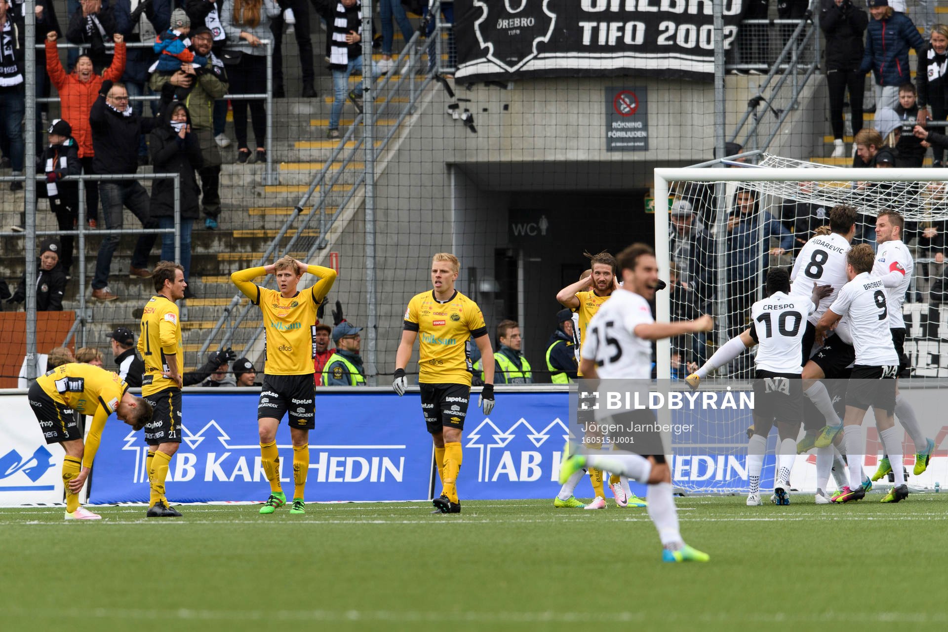 Elfsborgs spelare deppar medan Örebros spelar jublar