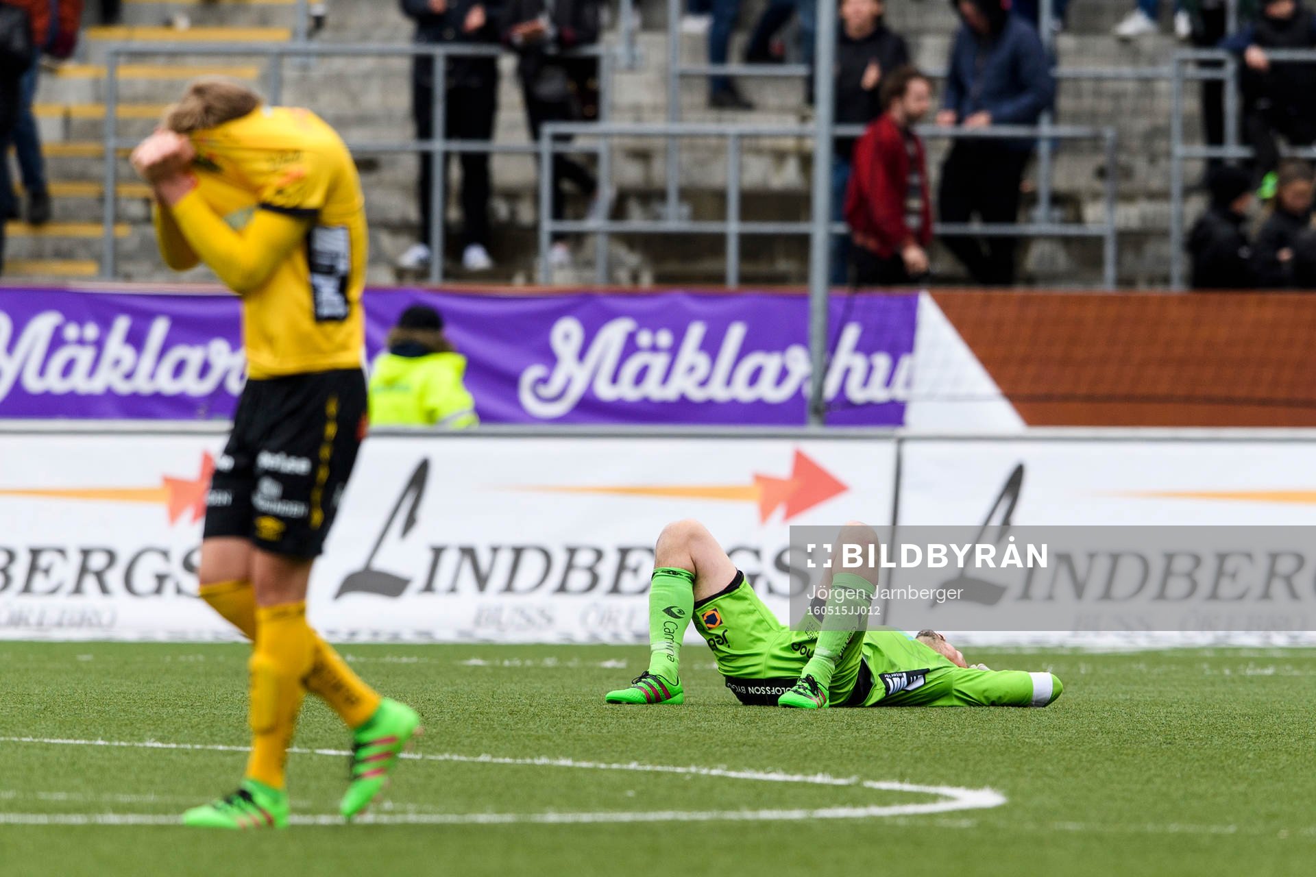 Elfsborgs målvakt Kevin Stuhr Ellegaard (liggandes) och