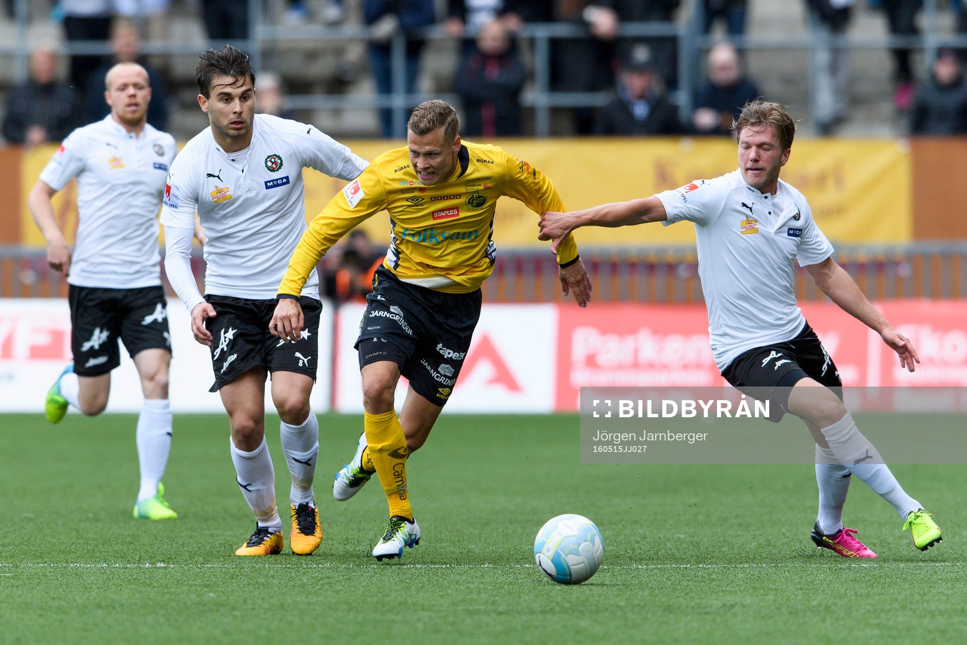 Elfsborgs Viktor Claesson i kamp med Örebro spelare under fotbollsmatchen i Allsvenskan mellan Örebro och Elfsborg den 15 maj 2016 i ÖREBRO.