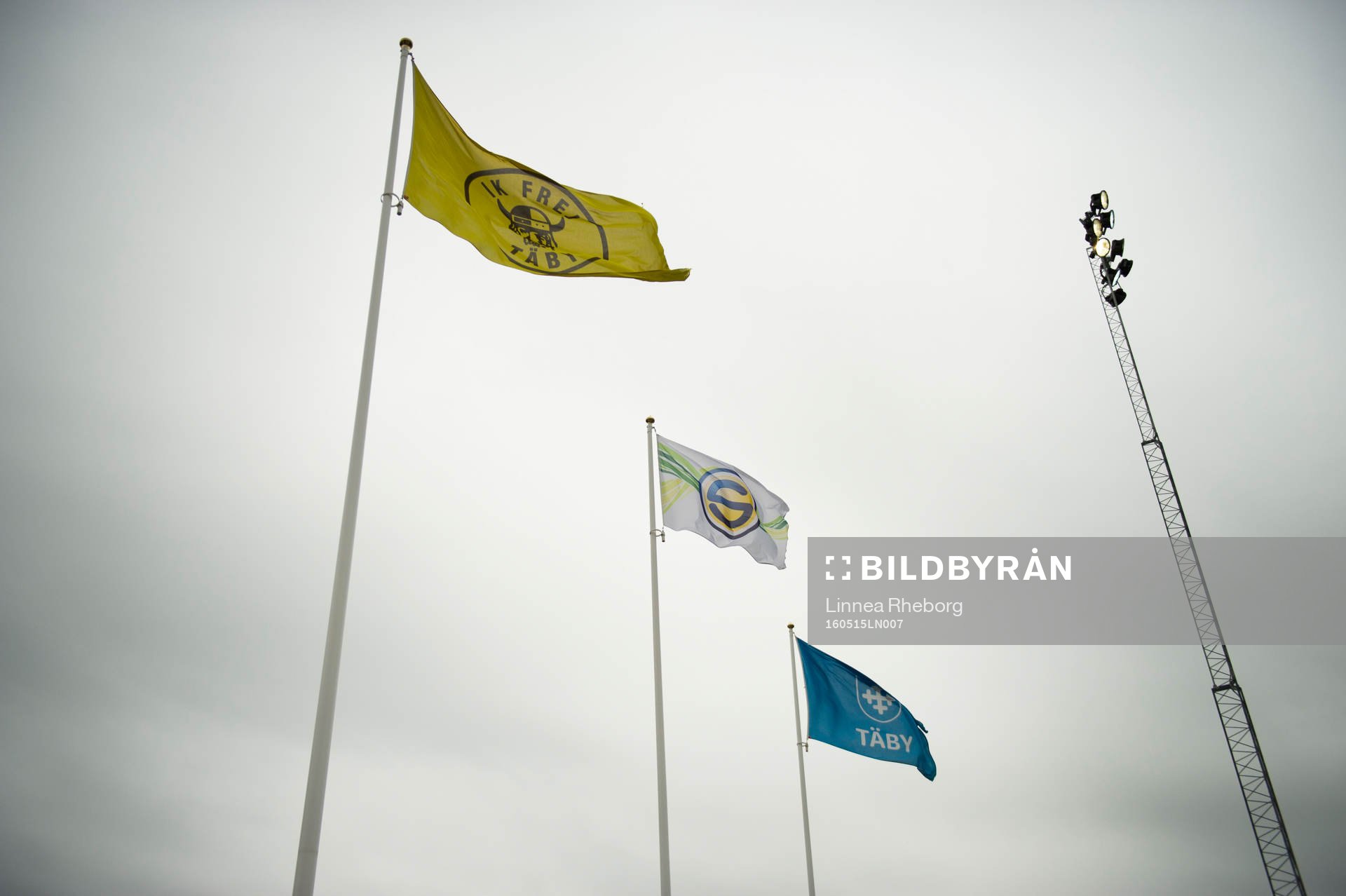 Frejs flagga och Täbys flagga är hissade på Vikingavallen
