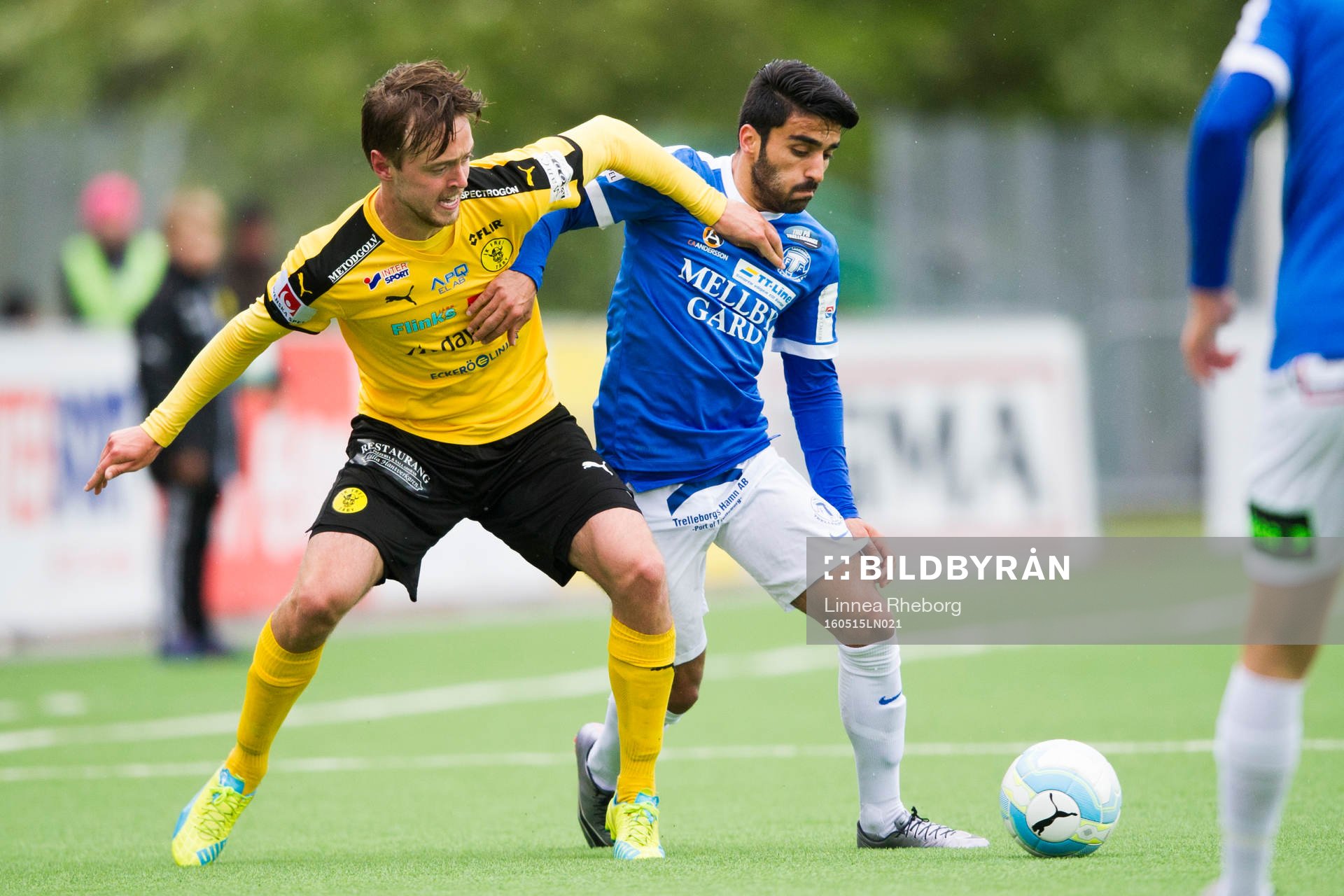 Frejs Jakob Glasberg och Trelleborgs Noraollah Amiri i kamp