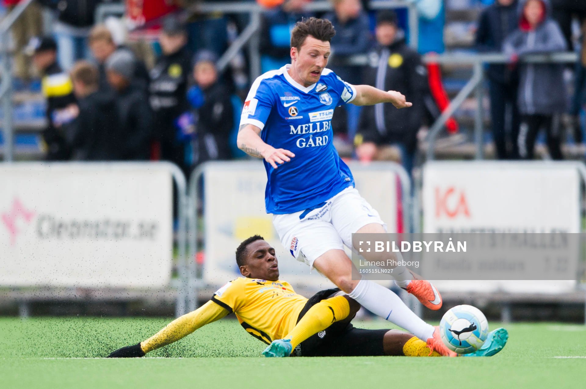 Frejs Dida Rashidi och Trelleborgs Alexander Blomqvist i kamp om bollen under fotbollsmatchen i Superettan mellan Frej Täby och Trelleborg den 15 maj 2016 i Täby.
