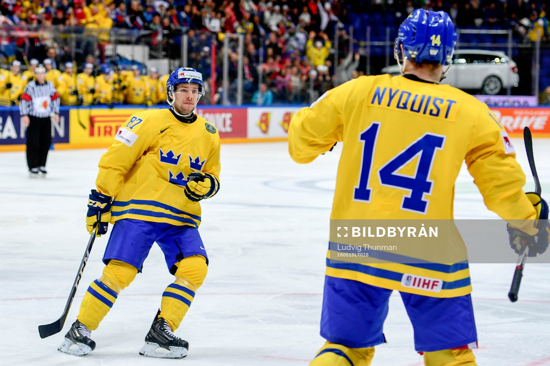 Sveriges Robert Rosen och målskytten Gustav Nyquist jublar