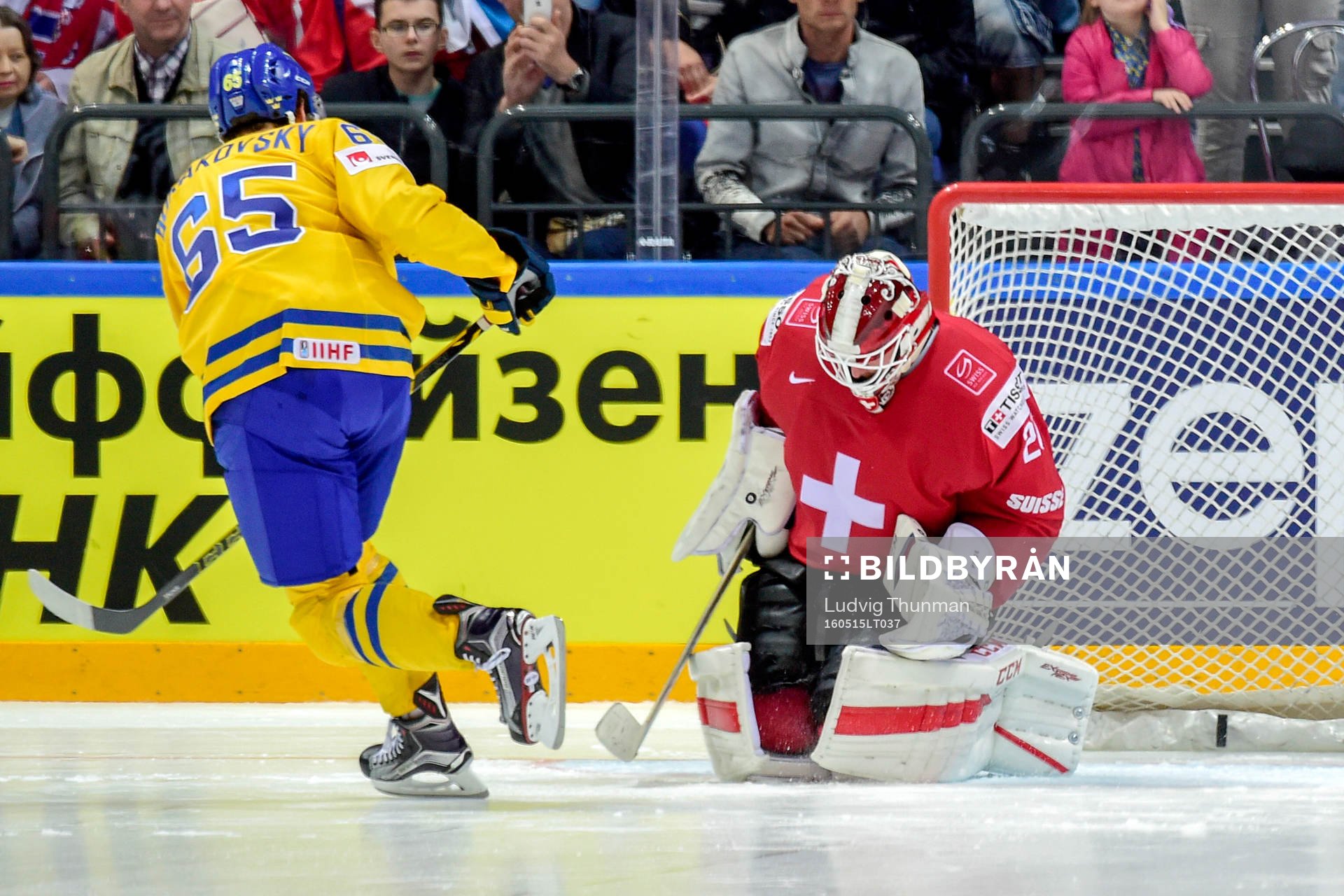 Sveriges Andre Burakovsky sätter sin straff bakom Schweiz