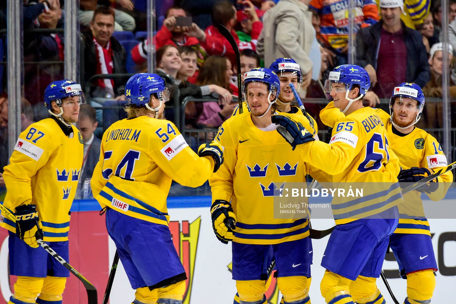 Sveriges Andre Burakovsky jublar med lagkamraterna
