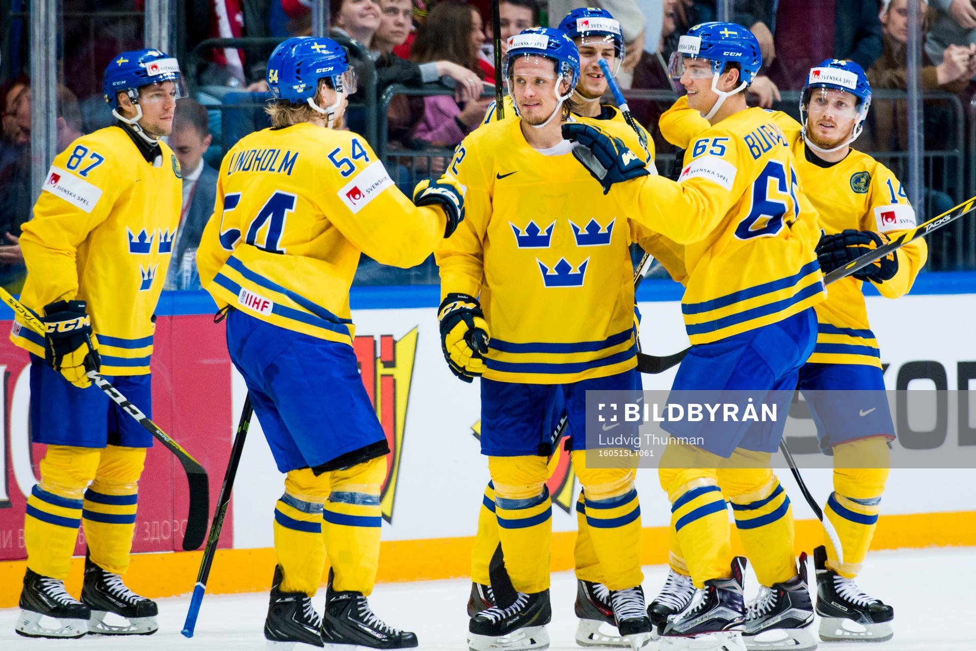 Sveriges spelare kramar om Andre Burakovsky