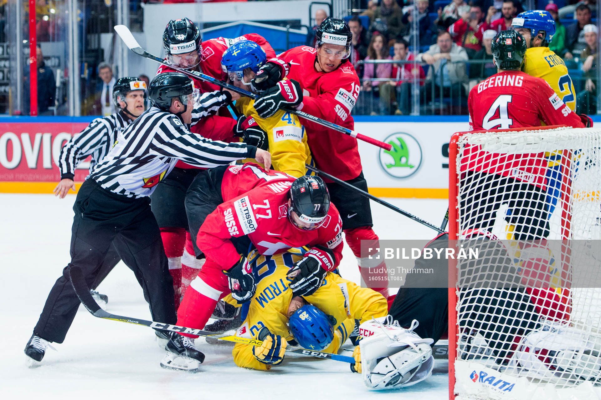Bråkigt framför Schweiz målvakt Reto Berra